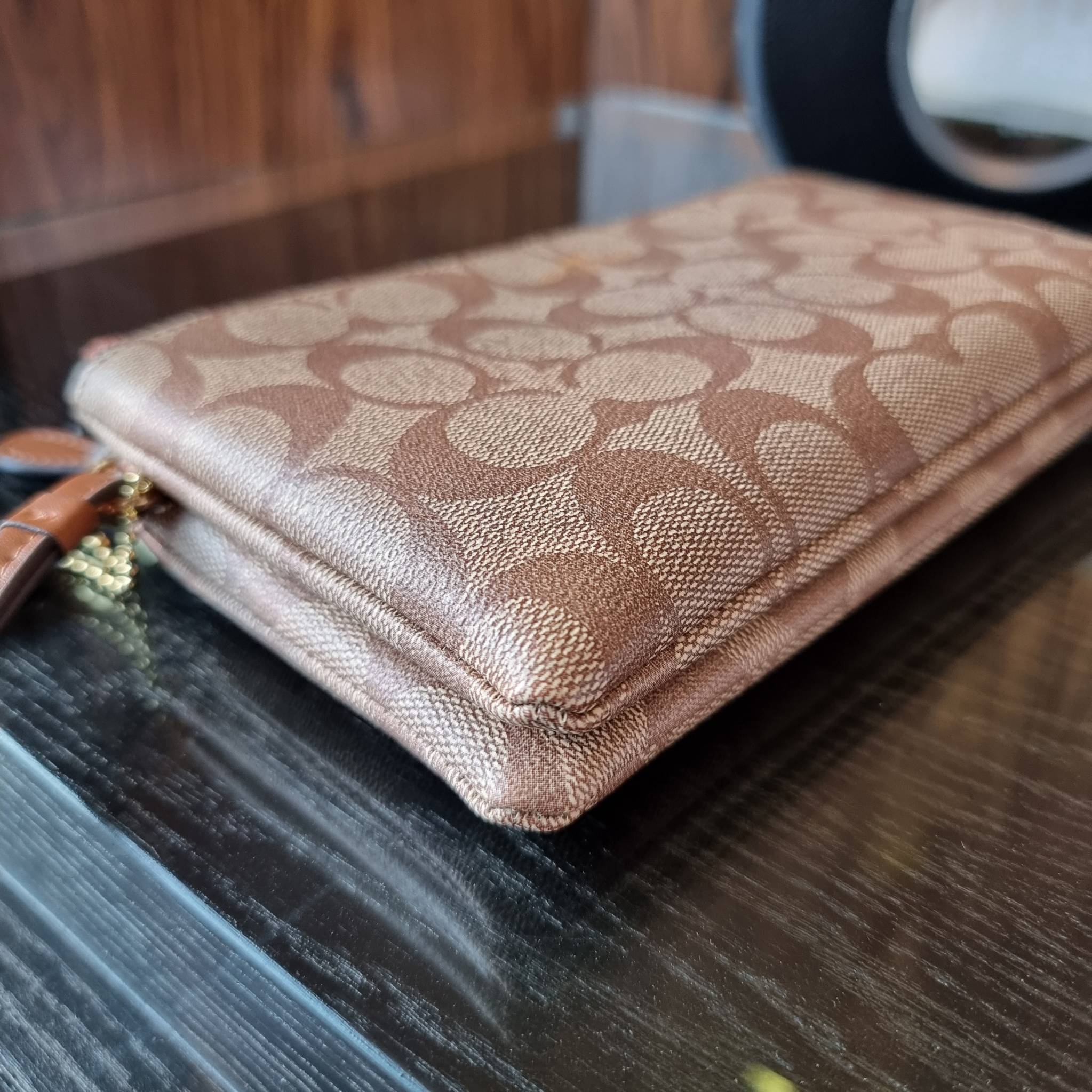 COACH F54057 DOUBLE ZIP WALLET IN SIGNATURE กระเป๋าคล้องมือ size L ใบนี้ใส่มือถือได้ทุกรุ่น ขนาดกำลังดี พกพาสะดวกมากๆ วัสดุหนังสังเคราะห์ ภายในเป็นผ้าสีสวยคม ใส่ธนบัตร ใส่บัตรได้เยอะ ใส่มือถือได้สบายๆทุกรุ่น ตอบโจทย์สาวๆที่ไม่ชอบพกเยอะวุ่นวายจ้า ใบนี้เอาอ