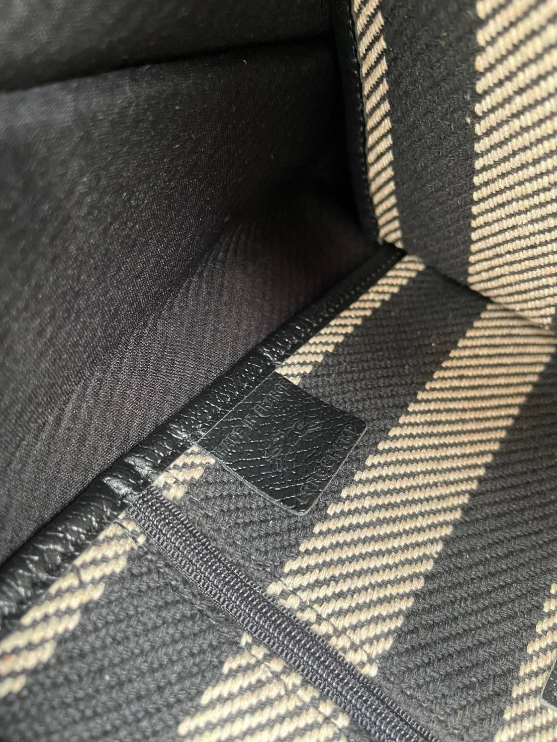 Longchamp Essential Stripes shoulder bag อีกหนึ่งคอลเลคชั่นสำหรับใครที่ต้องการกระเป๋าแบบใช้งานได้ในหลาย ๆ โอกาส การเลือกกระเป๋าขนาดเล็กย่อมไม่สะดวกและไม่ครอบคลุมต่อการใช้สอยอย่างแน่นอน Longchamp รุ่นนี้สามารถตอบโจทย์ ในการใช้งานที่หลากหลายขึ้น เพราะบางครั