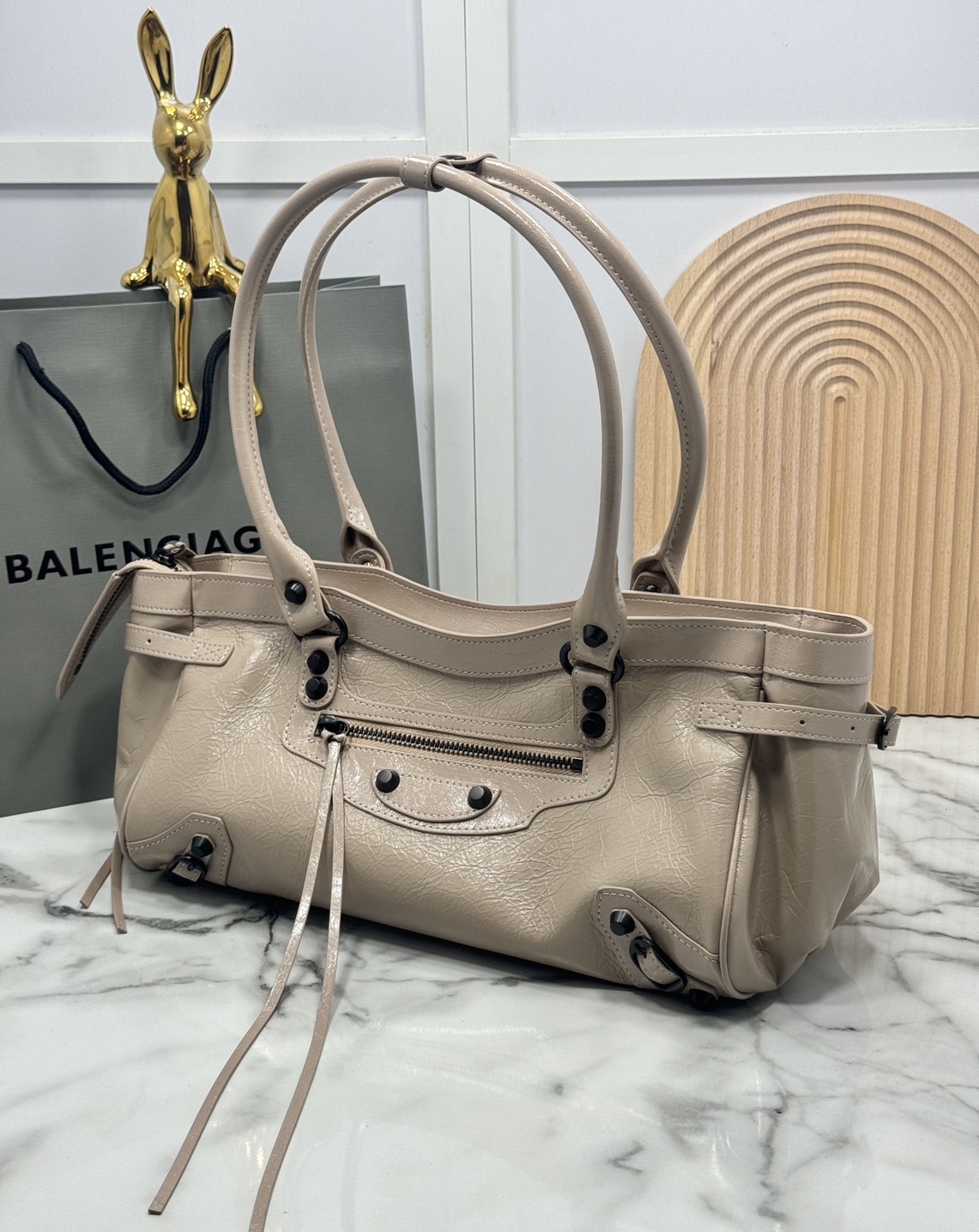ORI หนังแท้ | Balenciaga Le City Bag East-west Bag 32cm กระเป๋าถือ/สะพายข้างทรงยาวดีไซน์โดดเด่นสวยเท่ล้ำสมัย ที่สุดแห่งความไอคอนิกไม่เหมือนใคร มีกิมมิคและลูกเล่นแพรวพราว