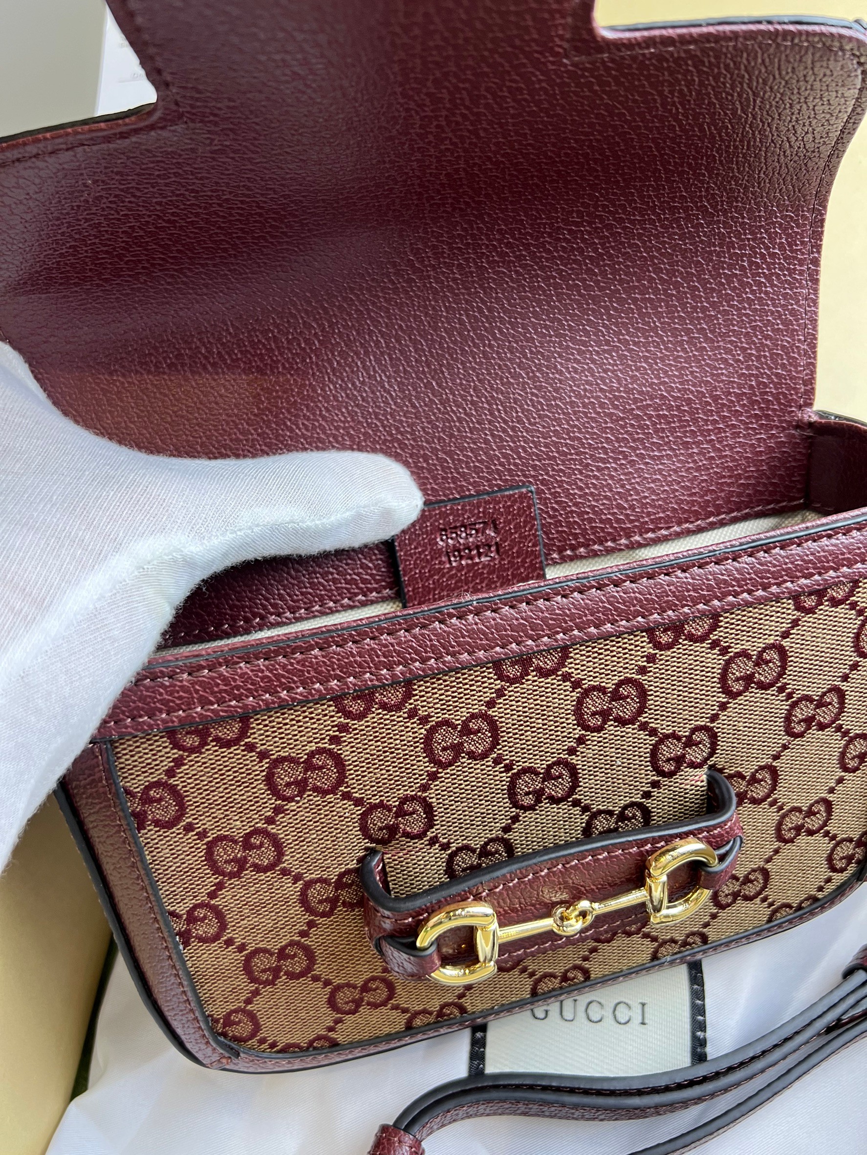 หนังแท้ GUCCI Horsebit 1955 mini bag GG Supreme canvas สีใหม่สวยมากกกก มีมาน้อยน้า สาวๆ ชอบรีบจัดเลยค่าา ที่สุดของรุ่นที่ฮอตหนักมาก คอลเลคชั่นที่ยอดขายดีตั้งแต่วันแรกที่ลง shop ด้วยรูปทรงที่กะทัดรัด ตอบโจทย์ได้ทุกลุค ทุกไลฟ์สไตล์ ใช้งานได้ง่ายคล่องตัว เรี