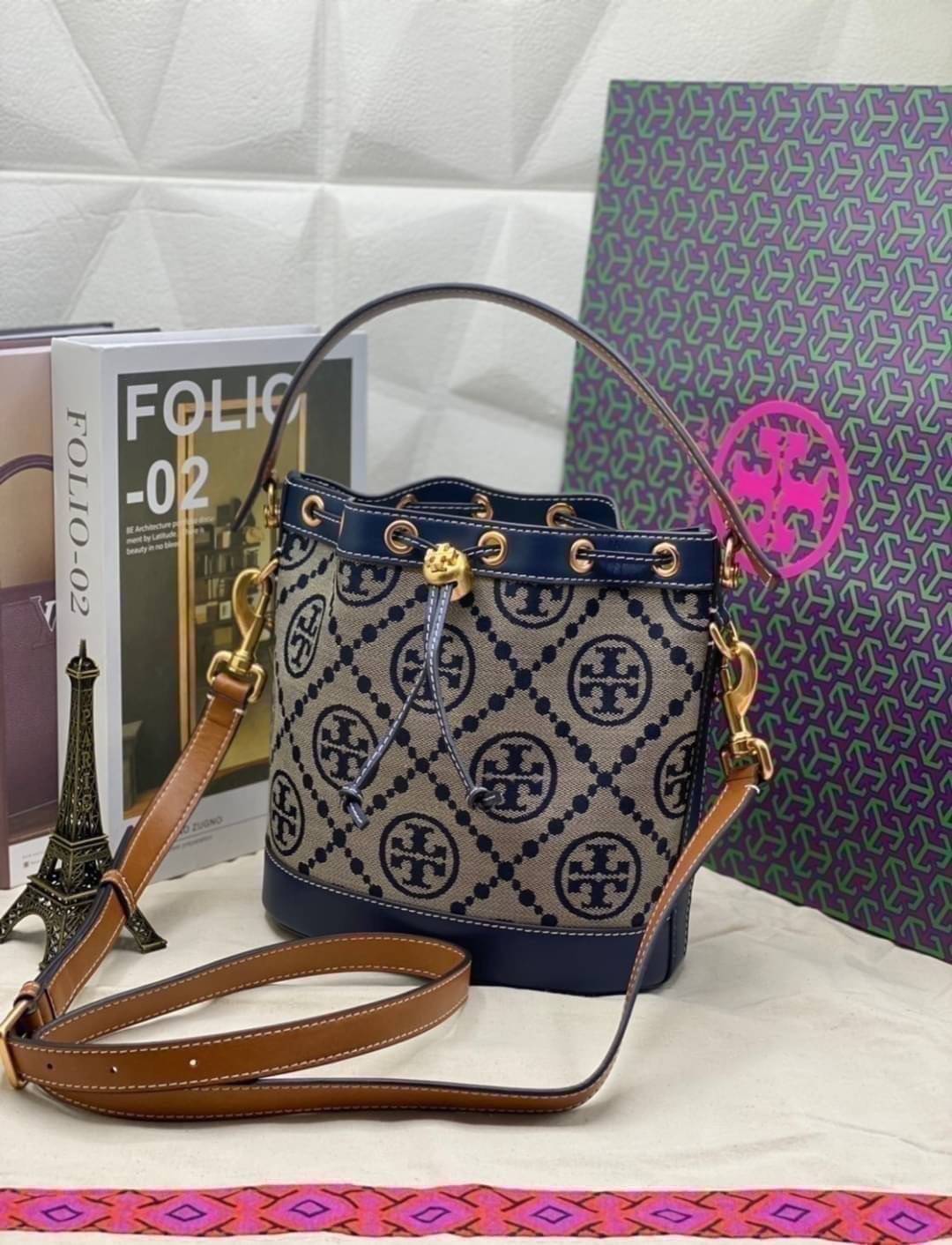 Medium Tory Burch T Monogram jacquard bucket bag กระเป๋าทรงบัคเก็ตลายโมโนแกรม ที่ได้รับแรงบันดาลใจมาจากโลโก้สุดคลาสสิก กลับมาอีกครั้งในรูปแบบของ ลวดลาย T Monogram ที่ผสมผสานความร่วมสมัยเข้ากับความเป็นเอกลักษณ์ของแบรนด์เข้าไว้ด้วยกัน