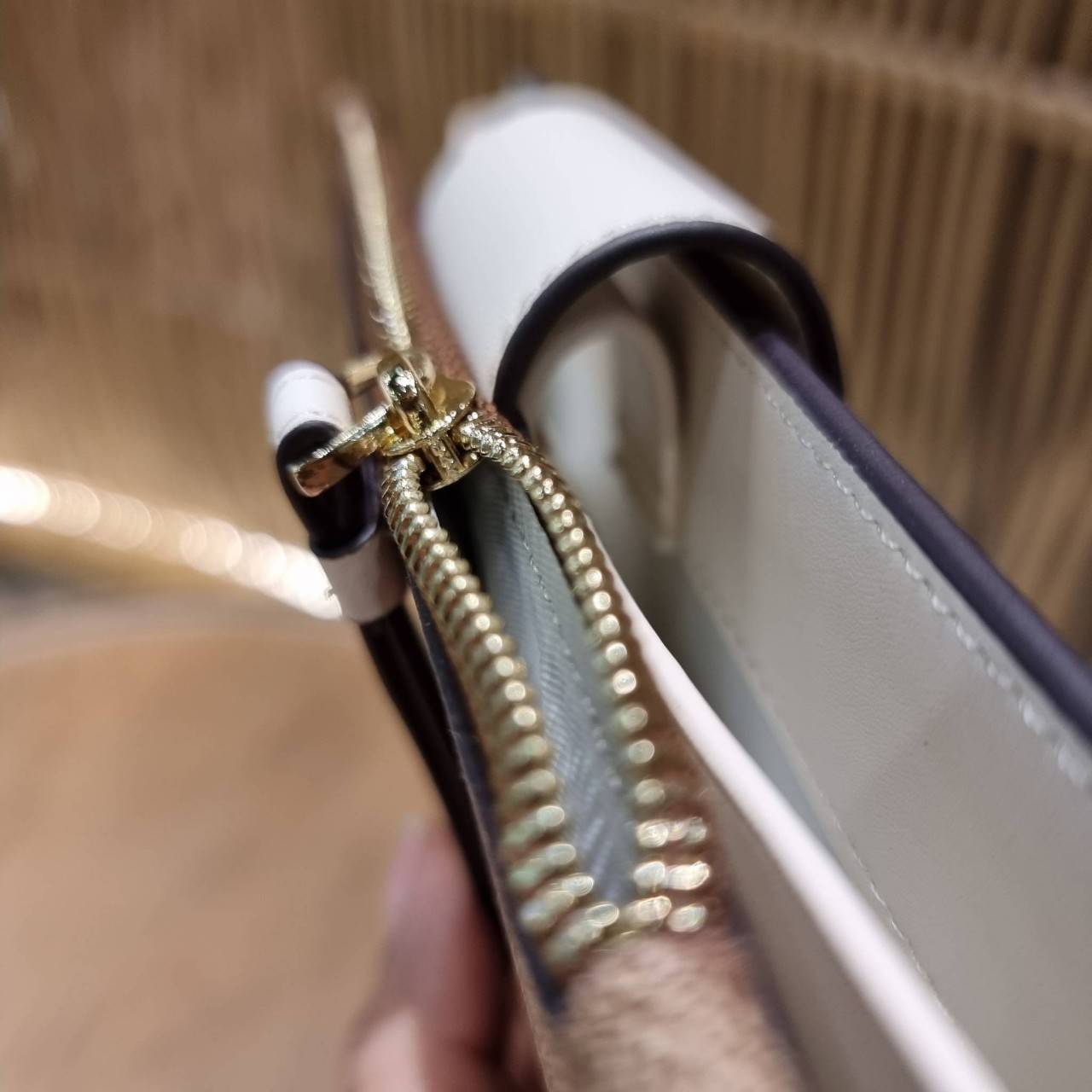 พร้อมส่ง 7 สี COACH C2874 TECH WALLET IN COLORBLOCK SIGNATURE CANVAS จัดให้สีใหม่ก่อนใคร!! ดีไซน์ใหม่ คอลเลคชั่นสวยหรู กระเป๋าสตางค์พร้อมสายคล้องมือ ง่ายต่อชีวิตมากจ้า!! มันดีอะไรเบอร์นี้ ใส่ได้ทั้งบัตร และโทรศัพท์ก็ใส่ได้ทุกรุ่น แถมยังมีช่องซิปแยกไปอีก ช