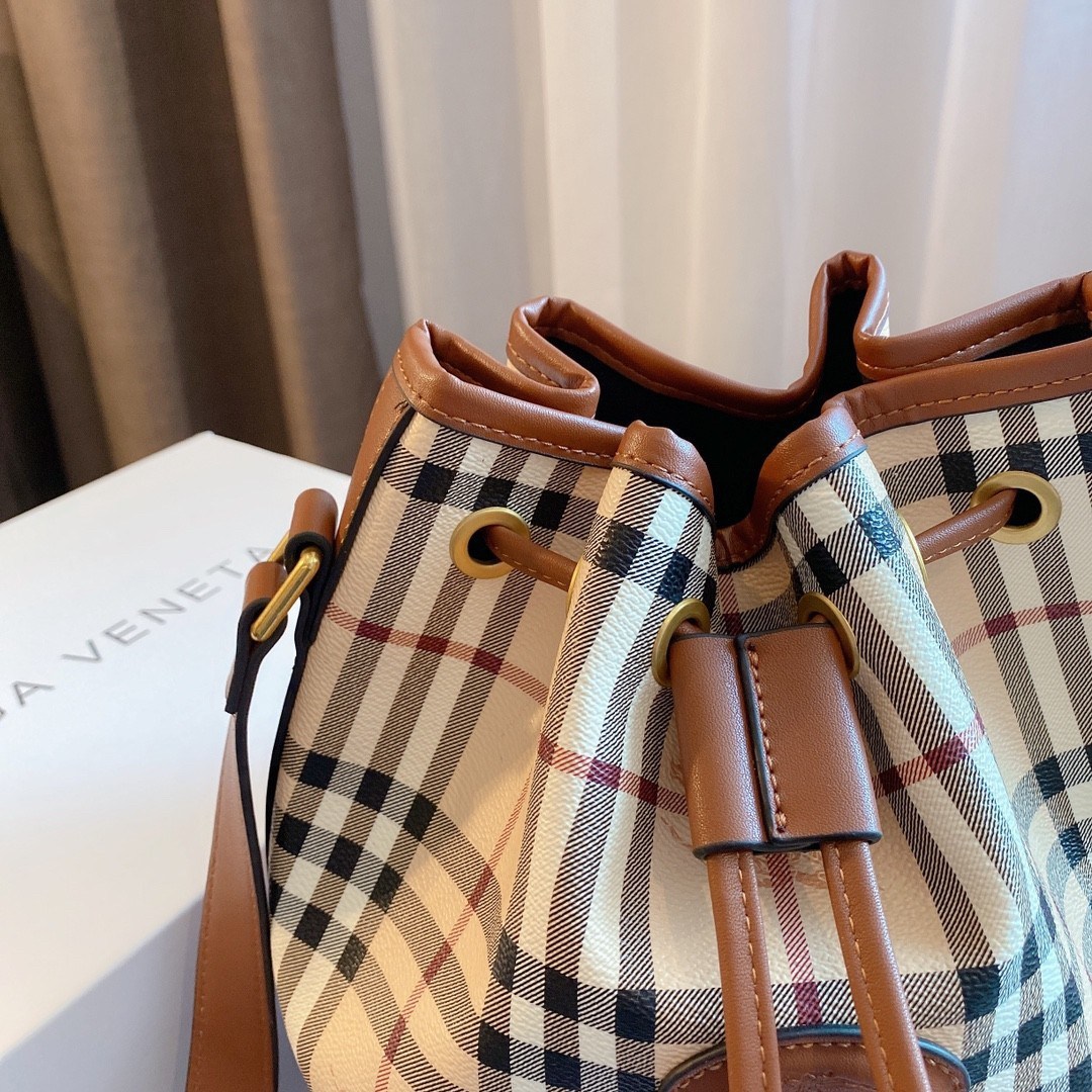 BURBERRY VINTAGE LEATHER BAG งานพรีเมียมกิ้ฟท์เคาเตอร์ น้ำหอมจากแบรนด์ วัสดุหนัง PVC