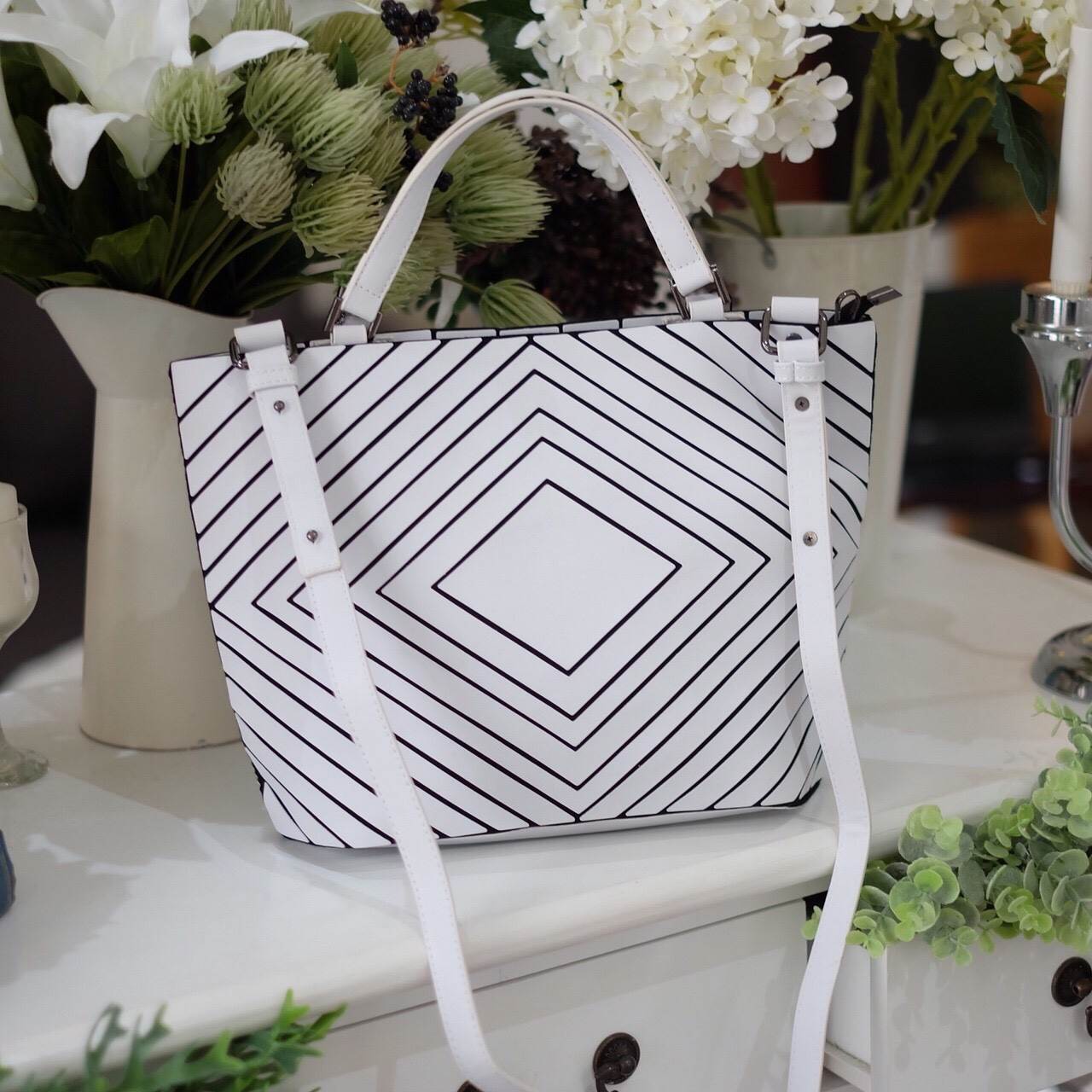 ลายใหม่ Square shape ลาย Limited edition หายาก สวย modern มากค่า 👍ปรับทรงได้ 2 แบบ น่ารักมาก สี Rose morning // Light grey สวยเข้ากับชุดง่ายมาก 💥💥น้ำหนักเบาเพียงแค่ 3.5 ขีดเท่านั้น !!!! 📌📌กระเป๋า จากแบรนด์ David Jon