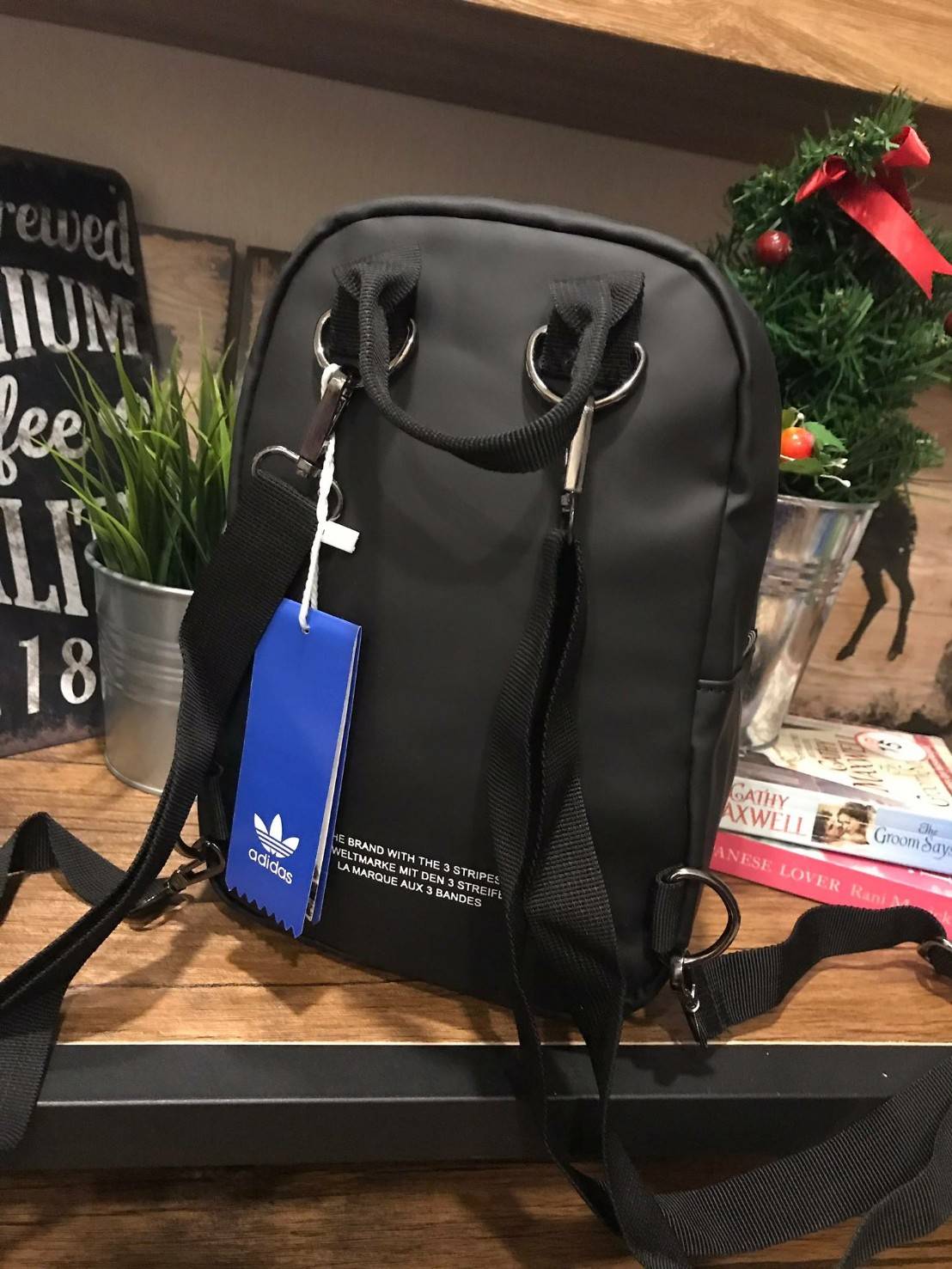 Adidas Originals 3D Mini Backpack & Shoulder Bag หนึ่งในคอลเลคชั่นสไตล์สปอร์ตดีไซน์สุดฮิตจาก ISSEY MIYAKE ใช้ได้ทั้งชายหญิง ขนาดกลางกำลังดี น้ำหนักเบา เปิดปิดด้วยซิปคู่โลโก้แบรนด์ ภายในกว้างมีช่องใส่มินิไอแพคแยกเป็นสัดส่วน มีสายสะพาย2เส้น ดัดแปลงได้หลายรู