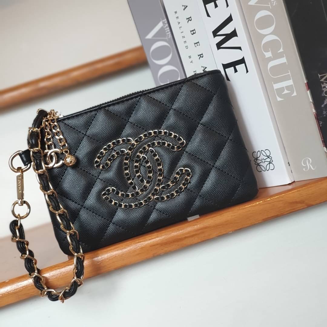SIZE MINI : Chanel Clutch Bag Gift With Purchase (GWP) กระเป๋าคลัชพร้อมสายคล้องมือพรีเมี่ยมกิ้ฟรุ่นใหม่ล่าสุดจาก Chanel Make up Counter Dutyfree วัสดุหนังคาเวียร์สวยหรูอยู่ทรงประดับโลโก้แบรนด์ด้านหน้า เปิดปิดด้วยซิปสะดวกใช้ห้อยอะไหล่โลโก้แบรนด์สีทองเพิ่มด