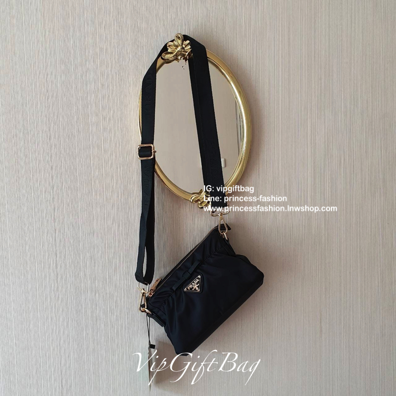 งานไซส์น่ารัก จากงานพรีเมี่ยมกิ้ฟ เคาเตอร์ต่างประเทศ Prada มีมาให้จับจองคะ รุ่นยอดฮิตที่สาวๆตามหากัน ภายนอกจับจีบปากกระเป๋า ดีมาก วัสดุผ้าNyonกันน้ำ เปิด/ปิดด้วยซิป สามารถคล้องมือเกร๋ๆ หรือจะถือเป็นครัชก็ไฮโซไปอี้ก ภายในเย็บติดป้ายหนังแบรนด์ มีช่องซิปเล็ก