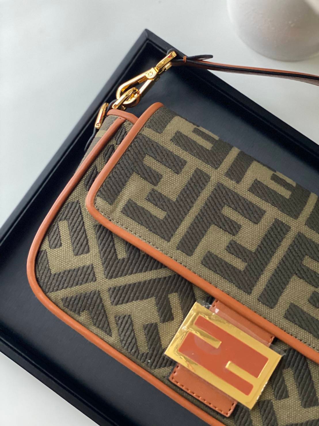 FENDI BAGUETTE BAG roma Lamb skin กระเป๋าสะพายสวยหรู โดดเด่น ดีไซน์ปั๊มโลโก้รอบใบ วัสดุหนังแท้ สลับผ้าแคนวาส มาพร้อมสาย 2 แบบ สำหรับคล้องแขน และสายครอสบอดี้สีทูโทน ภายในเป็นช่องโล่ง ใส่โทรศัพท์ กระเป๋าสตางค์ใบยาวได้สบายๆ ครบเซ็ทพร้อมเสิร์ฟความสวยให้ถึงบ้า