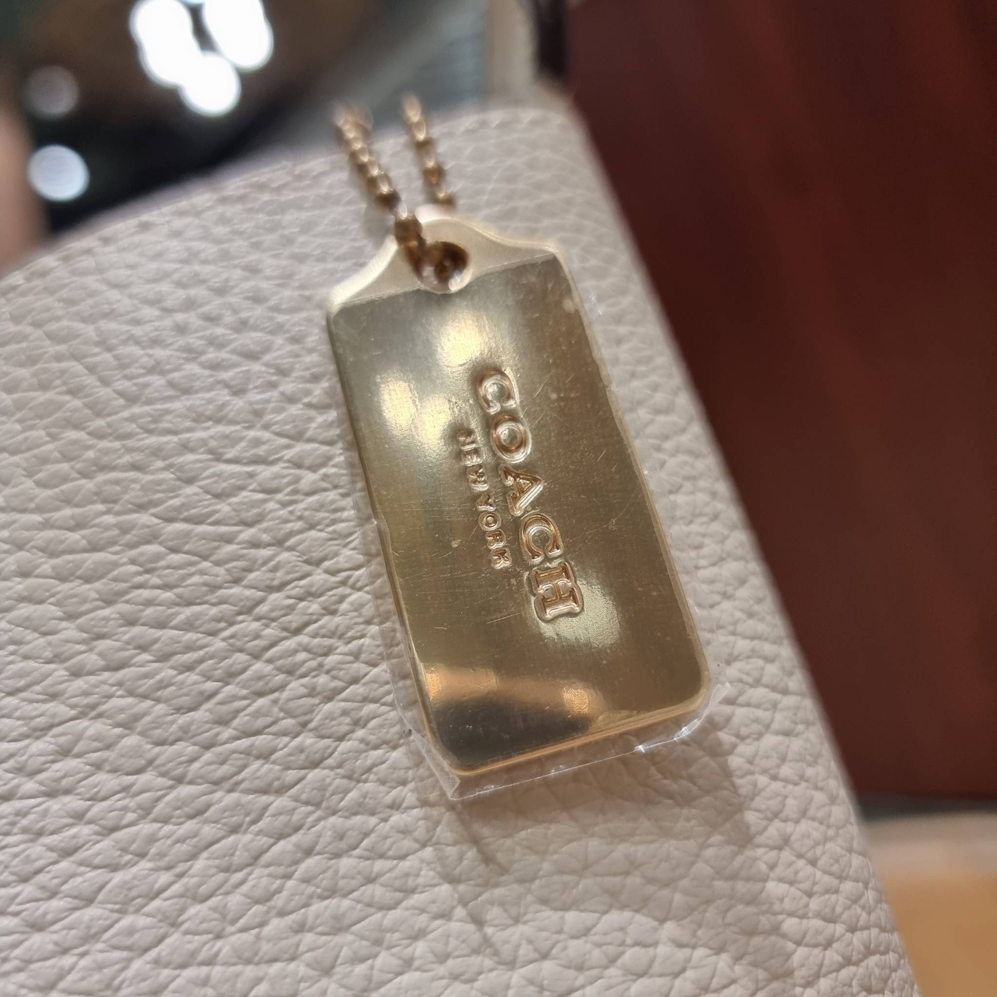 COACH 1011 SMALL TOWN BUCKET BAG รุ่นยอดนิยมใบเล็ก กระเป๋าทรงบัคเก็ต สีคลาสสิคเรียบหรู ตัดกับโลโก้สีทองดูโดดเด่น วัสดุหนัง pepble สวยคมทุกมุมจริงๆ!! เปิด-ปิดด้วยกระดุมแม่เหล็กทั้ง 2 ฝั่ง ภายในเป็นช่องโล่ง มาพร้อมสายสะพายปรับได้ตามตัว ขนาดใบนี้กำลังสวย สะพ