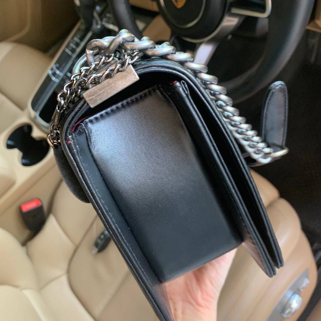 รุ่นขายดีมาเพิ่มแล้วค่า KEEP Quited Boy Bag *** คอลเลคชั่นใหม่หนัง Microfiber สวย ทนขึ้นกว่าเดิม สายโซ่ทำจาก Metal premiers เบาและไม่เป็นคราบเวลาสะพาย สวยกว่าเดิม ใครชอบทรงนี้ห้ามพลาดเลยนะคะ 🤩 กระเป๋า ทรง boy style KEEP LOOK Cool มากๆ เลยน๊าใบนี้ 