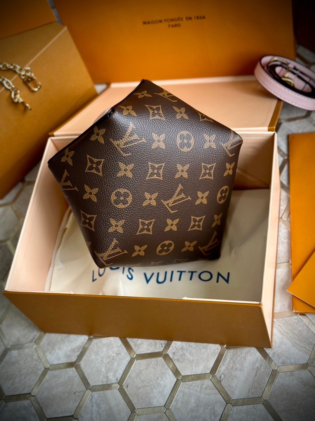 พร้อมส่ง 3 สี LV Bloom Pouch Monogram Flower coated canvas / Rose Jasmine / Banana / Denim กระเป๋าสะพายรุ่นใหม่ โดดเด่นด้วยรูปทรงทันสมัย Monogram Flower