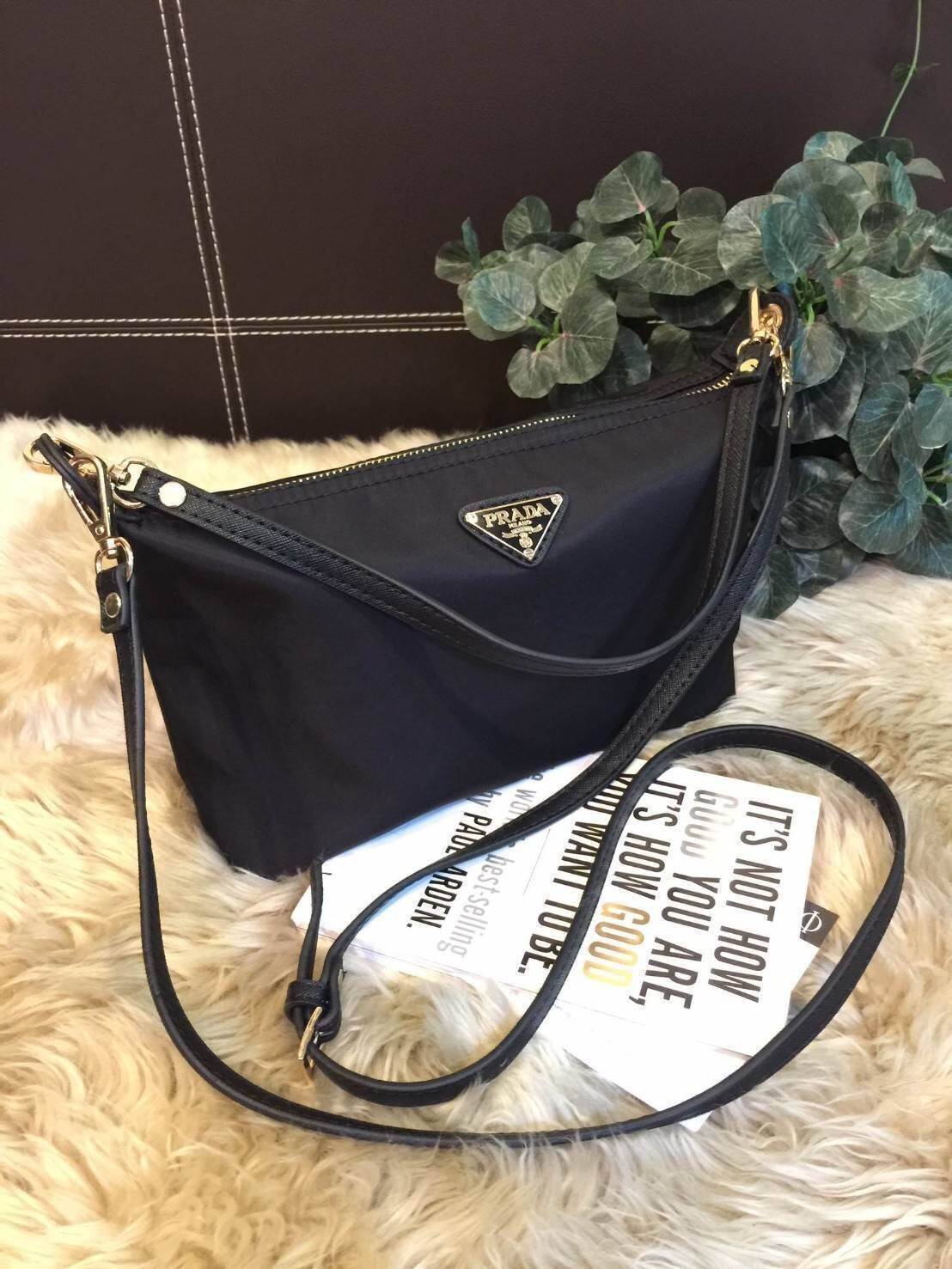 PRADA NYLON MINI SHOULDER BAG กระเป๋าสะพายทรงคลัชพรีเมี่ยมกิ้ฟจากเคาน์เตอร์ต่างประเทศรุ่น Limited edition ที่ฮ๊อตสุดๆวัสดุเป็น Nylon เนื้อหนาคุณภาพดีตามแบบฉบับของแบรนด์ ขนาดมินิกำลังดีน้ำหนักเบา ด้านหน้าประดับโลโก้แบรนด์อะไหล่ทองหรู ภายในมีช่องซิปและช่องใ
