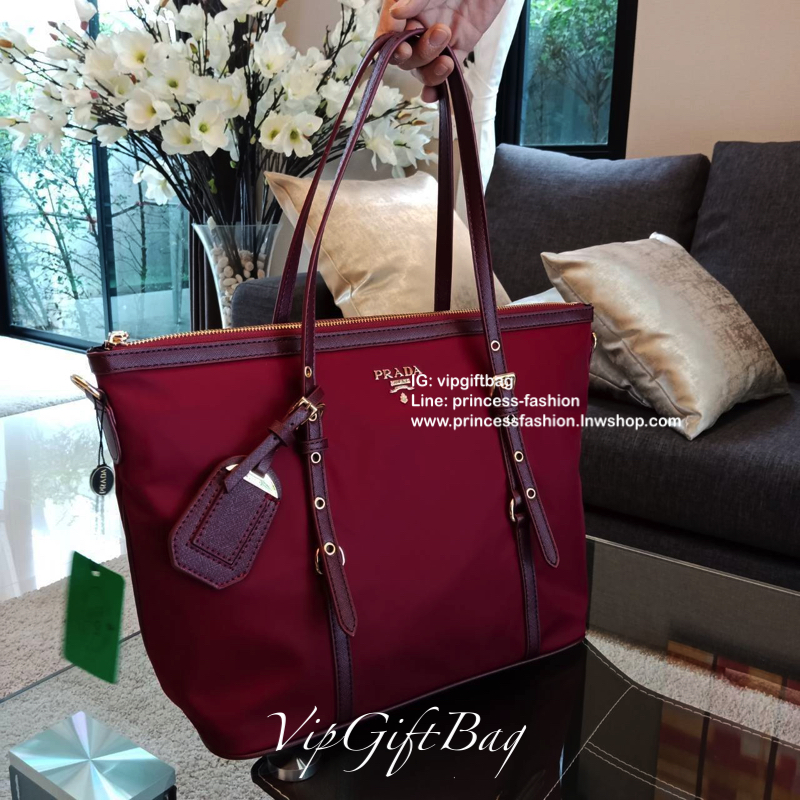 งานใบใหญ่ **ใส่ของจุใจ จากงานพรีเมี่ยมกิ้ฟ จากเคาเตอร์ต่างประเทศคะ แบรนด์ PRADA เป็น กระเป๋าผ้าไนล่อน ตามแบบฉบับของแบรนด์เลย หลงรักเลยคะ สะพายไหล่ได้ ถือก็สวยๆ ใช้แล้วสวยมากๆ ใส่ของได้เยอะเว่อร์ คุ้มราคา ห้ามพลาดเลยคะ!