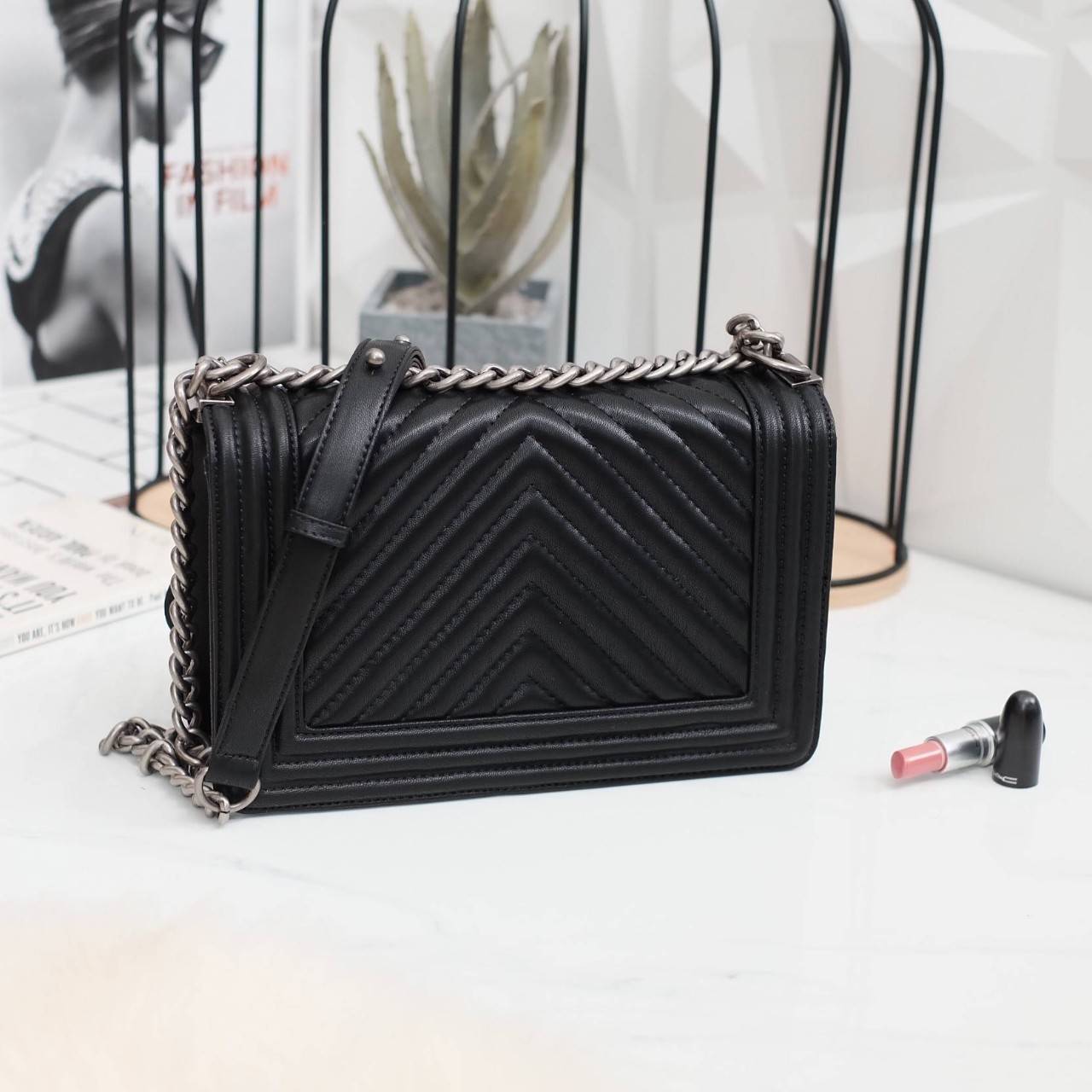 Keep chain large shoulder bag กระเป๋าทรงยอดฮิตคะ รุ่นนี้รับประกันความสวย คอลเลคชั่นใหม่ตัวกระเป๋าทำมาจากหนัง Microfiber เนื้อดี สวย ทน ขึ้นกว่าเดิมเยอะ !! ขนาดกะทัดรัด ภายในสีแดง มีช่องใส่ของจุกจิก สายโซ่ปรับได้ 2 แบบทั้งสายสั้น สายยาว สะพายพาดลำตัวได้คะ 