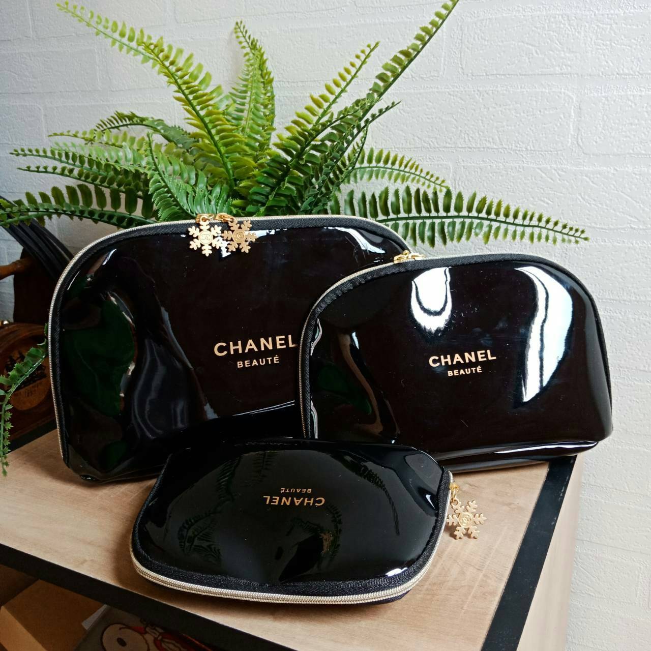 ☄☄ เเพ็คสุดคุ้ม ซื้อ 1 ได้ถึง 3 ใบ!! Chanel Snowflake Cosmetic Pouch Value Set กระเป๋าอเนกประสงค์พรีเมี่ยมของเเท้จาก Chanel Cosmetic Counter VIP Gift มาครบเซทวัสดุ PVC เนื้อหนากันน้ำซับในสีดำสกรีนโลโก้แบรนด์สวยหรู ด้านหน้าสกรีน Chanel โดเด่น