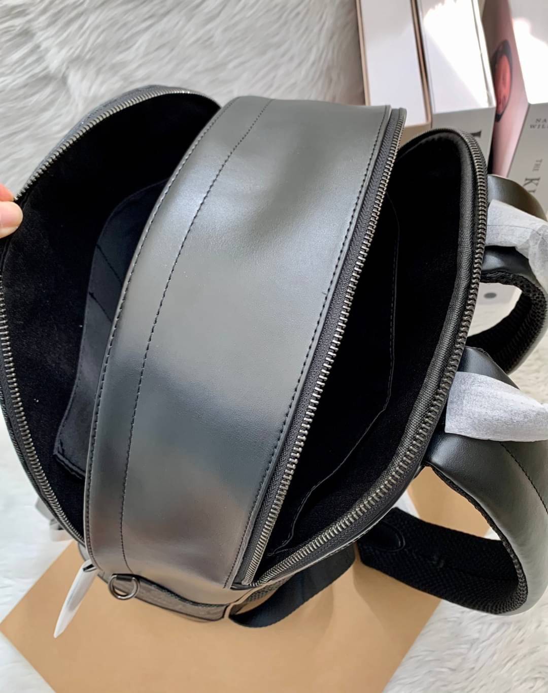 OUTLET 】New in!! 🌈ใบใหญ่ คุ้มค่าทีเดียวค่ะ🌈 COACH WEST BACKPACK IN SIGNATURE((2736)) พร้อมส่งที่ไทย สินค้าเข้าใหม่ค่ะ!! กระเป๋าสะพายหลัง มีหูหิ้ว หนังแท้นิ่ม ใบใหญ่ใส่จุมากกค่า! มีช่องซิปตอนหน้า2ช่อง; ช่องหลัก2ช่องใหญ่ โล่งลึก จุของได้มากท