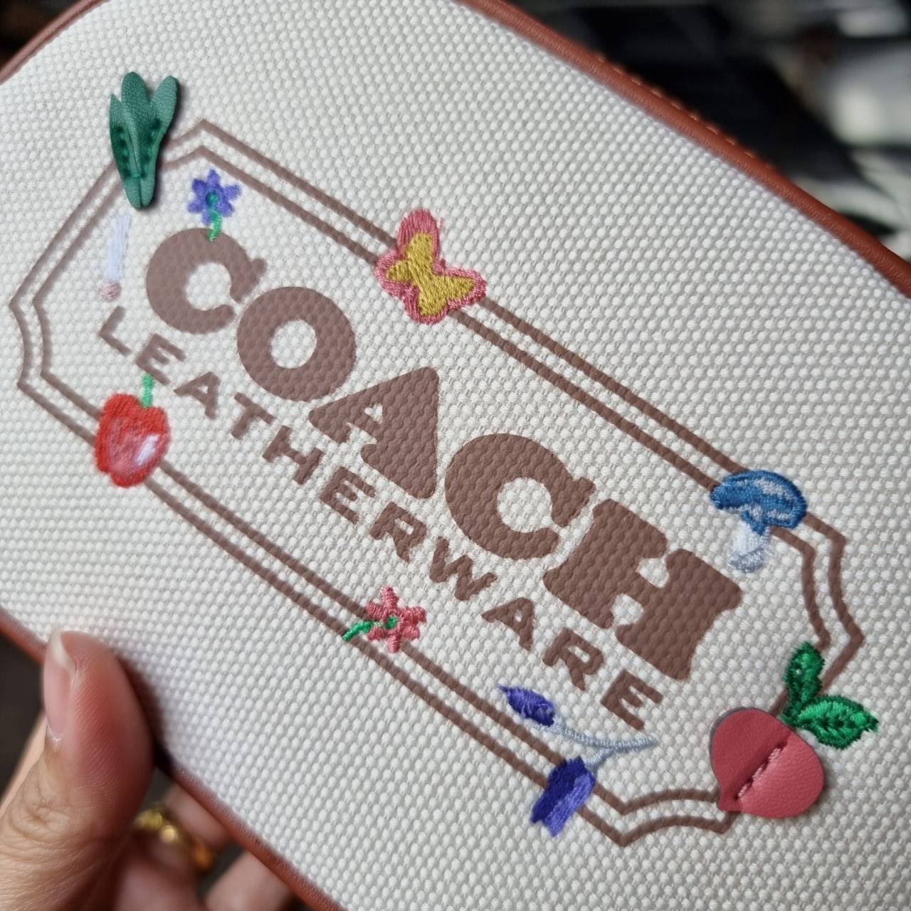 ของแท้ 💯% 】COACH C2764 BADGE CAMERA CROSSBODY WITH GARDEN EMBROIDERY BADGE ยกความสดใสมาให้ทั้งสวน!! น่ารักเบอร์ใหญ่อีกหนึ่ง กระเป๋าสะพายข้างกระจุ๋งกระจิ๋ง ดีไซน์ปักลายมุ้งมิ้ง