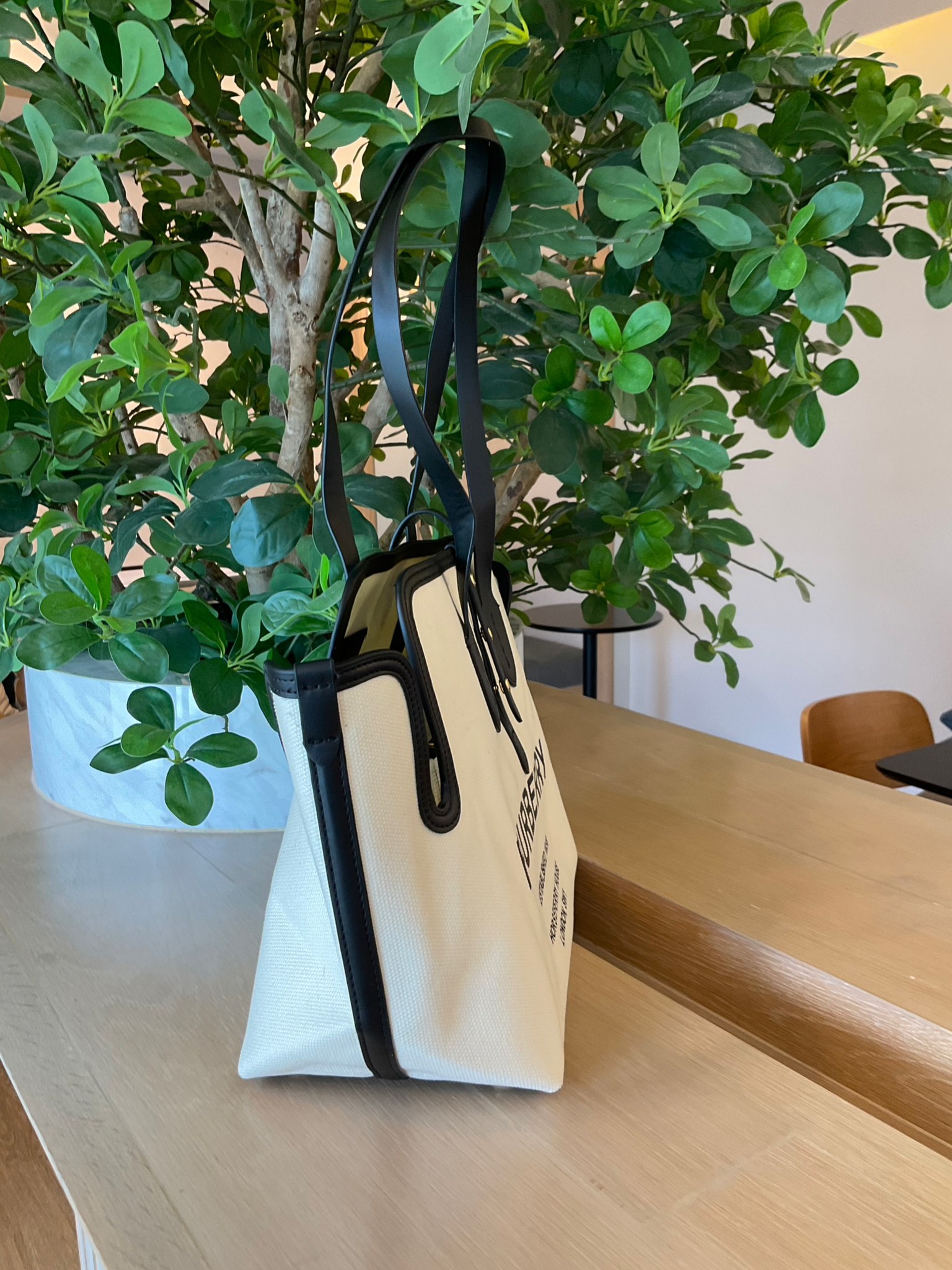 BURBERRY FRAGRANCES TOTE BAG พร้อมส่งรุ่นใหม่!! BURBERRY LARGE LONDON TOTE BAG IN WHITE / Burberry Canvas Logo Tote Bag กระเป๋าสะพายไหล่ทรงช้อปปิ้ง ทรงคลาสสิค ฮิตตลอดกาล ตัวกระเป๋าวัสดุหนังผ้าแคนวาส