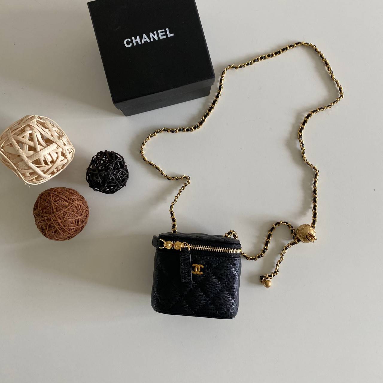พรีเมี่ยมกิ๊ฟแท้ 100% 】พร้อมส่งที่ไทยที่นี่ที่เดียว Chanel Classic Box With Chain mini 9 cm. หนังคาเวียร์ ปรับสายได้ น่ารักมากกก