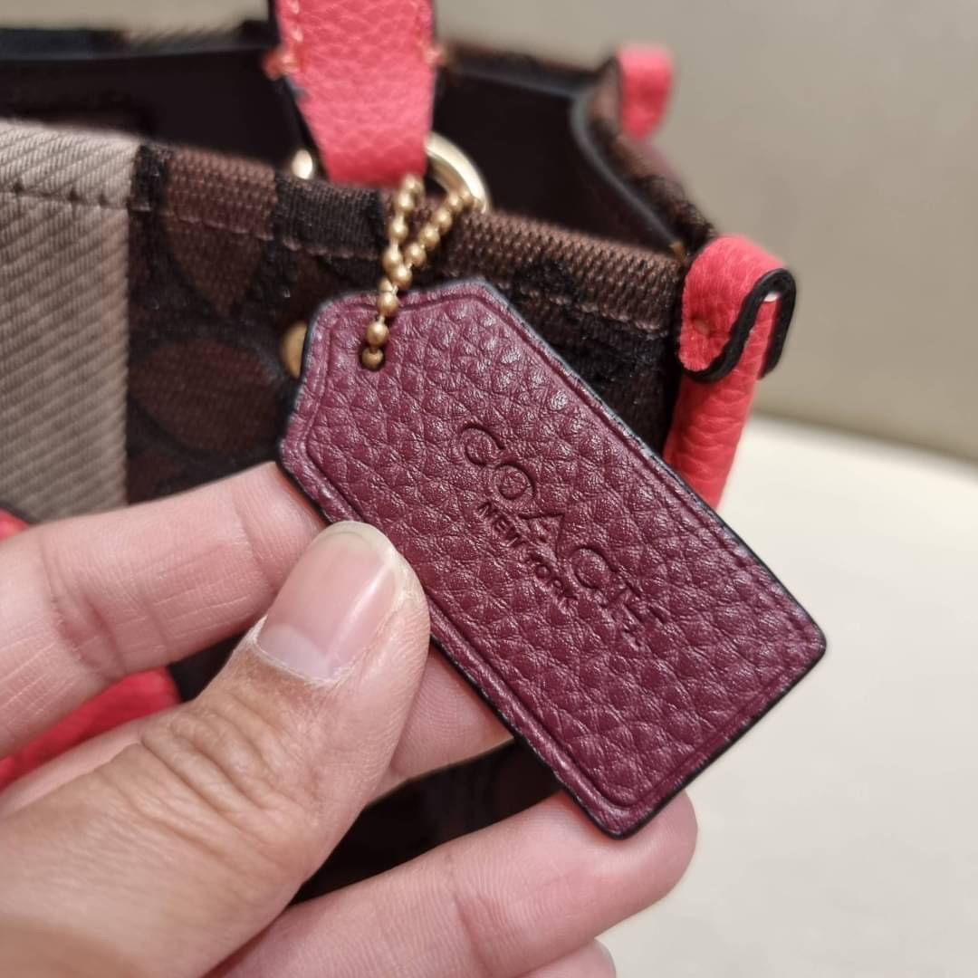COACH C7083 DEMPSEY TOTE 22 IN SIGNATURE JACQUARD WITH STRIPE AND COACH PATCH คอลเลคชั่นใหม่ สีที่สาวๆรอคอย สวยคม ละมุนและมีความหรูในตัว กับกระเป๋าทรงโท้ท ไซส์กำลังสวย น่ารักน่าใช้ ฟังก์ชั่นการใช้งานสะดวกที่สุด มีทั้งสายคล้องในตัว และสายครอสบอดี้ วัสดุผ้า