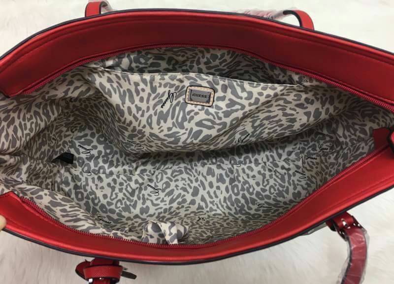 GUESS SAFFIANO SHOPPER BAG กระเป๋าสะพายทรง Tote จากแบร์น GUESS วัสดุหนัง Saffiano สวยอยู่ทรง สไตล์ PRADA ขนาดใหญ่ แต่น้ำหนักเบา ด้านหน้าปั๊มโลโก้แบรนด์ พร้อม TAG โลโก้อะไหล่ตัว G และรูปหัวใจที่หูกระเป๋า ถอดเเยกใช้ได้ เปิดปิดด้วยซิปสะดวกใช้ ภายในมีโลโก้ ช่