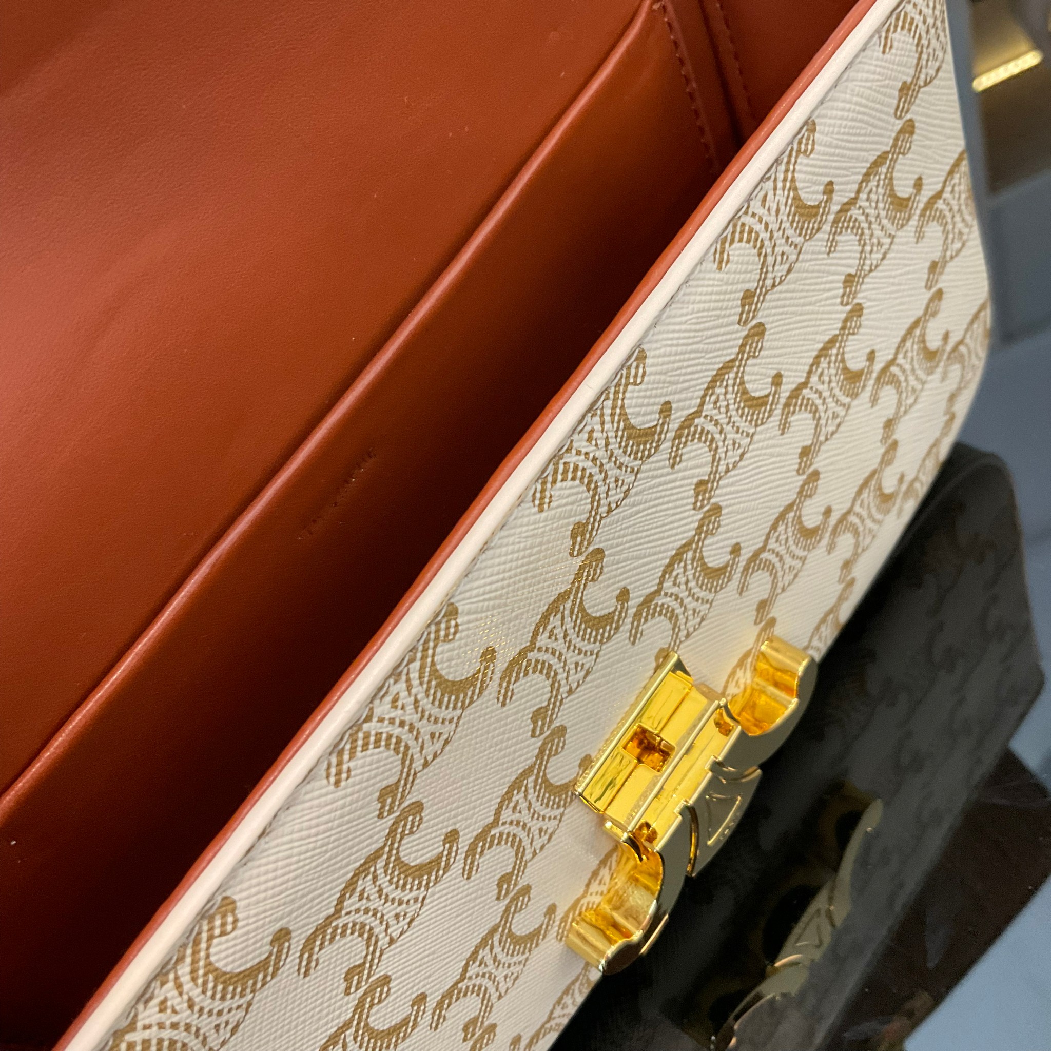 CELINE TRIOMPHE SHOULDER BAG งานหนังทั้งใบลายสวยหรู ด้านในเปิดด้วยด้วยที่บีบโลโก้อะไหล่ทอง จุของได้กำลังดี ใส่โทรศัพท์ กระเป๋าสตางค์ใบสั้น ของจุกจิกได้ เหมาะกับสาวๆในวันที่อยากสะพายชิลๆ ห้ามพลาดค่ะ!