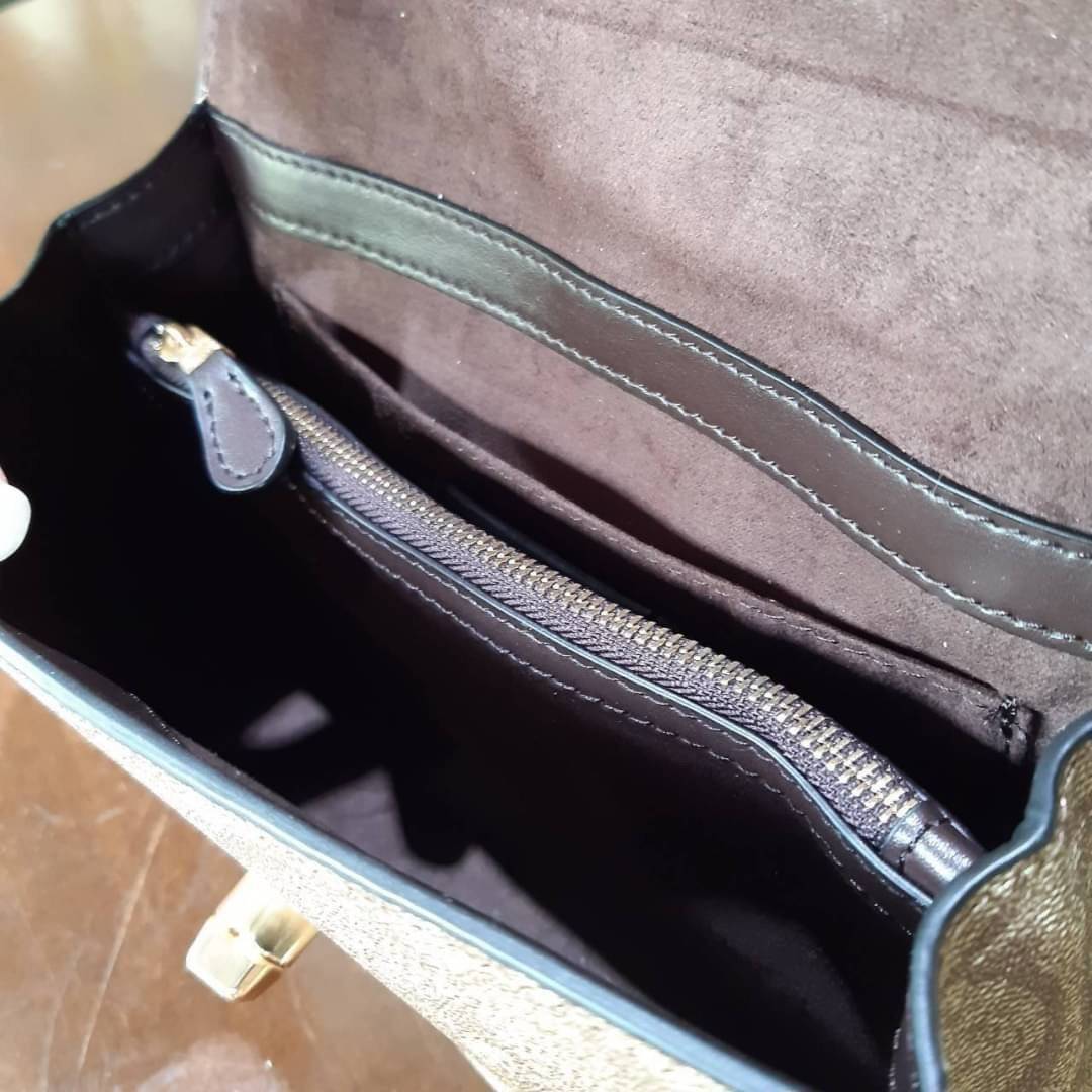 COACH TILLY SATCHEL 23 IN SIGNATURE CANVAS ((C1802//C1439/C1435)) กระเป๋า crossbody สวยหรู ขนาดใหม่ พร้อมสีมาใหม่!! ดีไซน์ย้อนยุค วัสดุหนังแคนวาสเคลือบลายสลับหนังแท้ มาพร้อมหูจับในตัว และสาย crossbody ปรับได้ตามตัว เปิด-ปิดด้วยตัวบิดล็อค ภายในโล่ง บุกำมะห