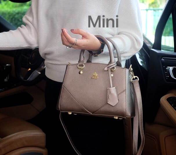 รุ่นขายดีที่สุด 👍 จากแบรนด์ KEEP รุ่น Elegance รอบนี้เข้ามา 2 size ให้เลือกเลยค่า **จุดเด่นที่ >หนังคุณภาพ ลายหนัง saffiano > ถือสะพายเข้าง่ายกับทุกชุด >ทรงสวยมากคะ ขนากกระเป๋ากำลังดีคะ ใส่ กปต ยาว มือถือได้ทุกรุ่น > มีช่องย่อยแบ่งเก็บ