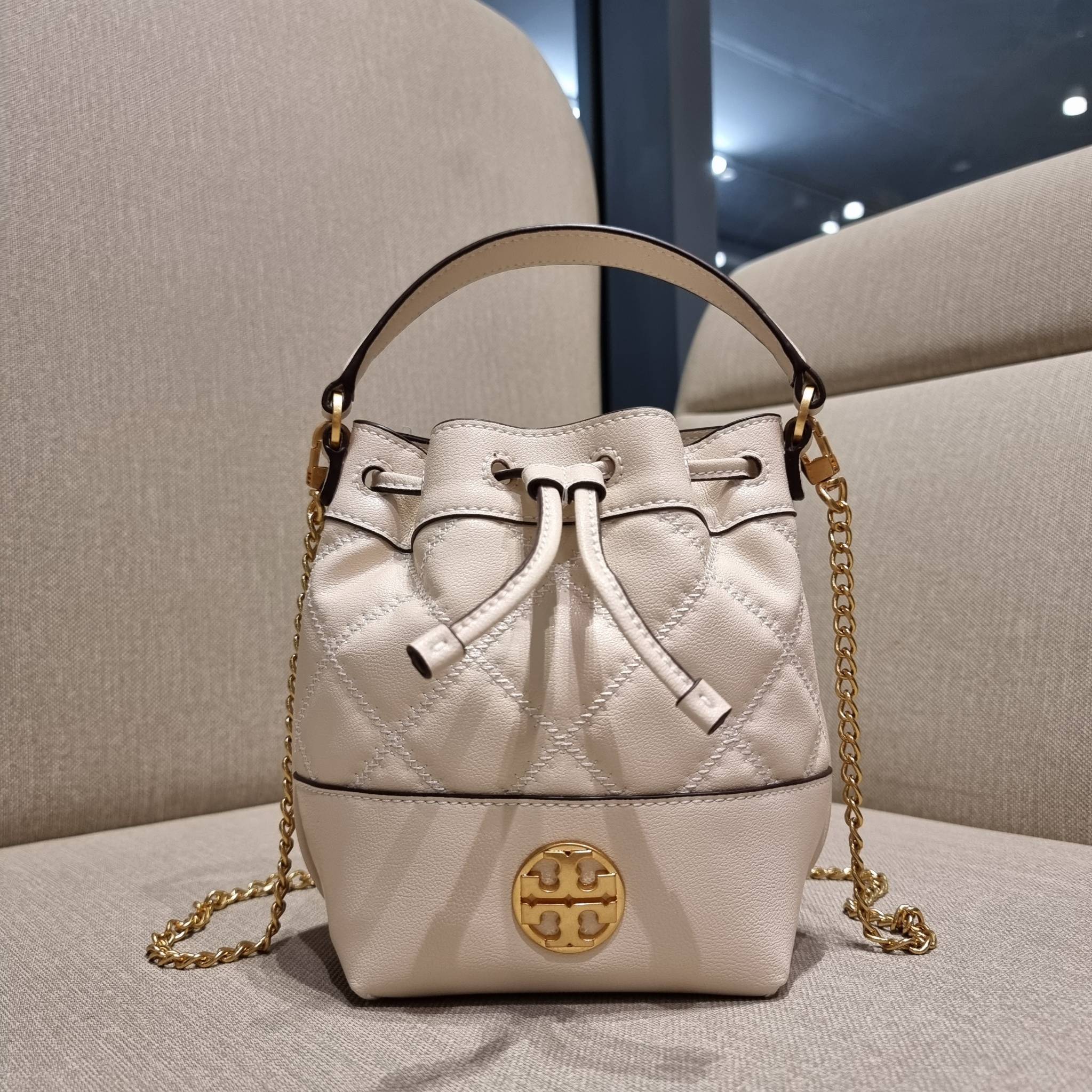 TORY BURCH WILLA MINI BUCKET BAG NEW ARRIVAL สุดปัง กระเป๋าสะพายทรงบัคเก็ต สวยผู้ดี โดดเด่นด้วยโลโก้สีทองดูหรู อัพลุคผู้ดี๊ผู้ดี วัสดุหนังแท้ ดีไซน์บุนวม เส้นคมดีเทลหรู เปิด-ปิดหนังรูดปากกระเป๋า มีหูหิ้วในตัว คล้องแขนเก๋ๆ ภายในเป็นช่องโล่ง มีช่องย่อย ใส่ข
