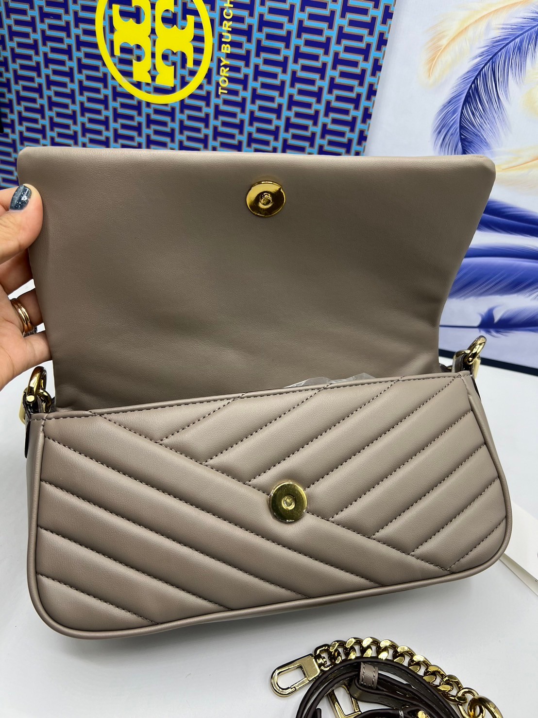 Tory Burch Kira Chevron Flap Small Shoulder Bag กระเป๋าสะพายดีไซน์รูปทรงคลาสสิค ดูผู้ดีหรูหรา เกรดออริ สลับแท้ 1:1 ใช้งานต่างประเทศได้
