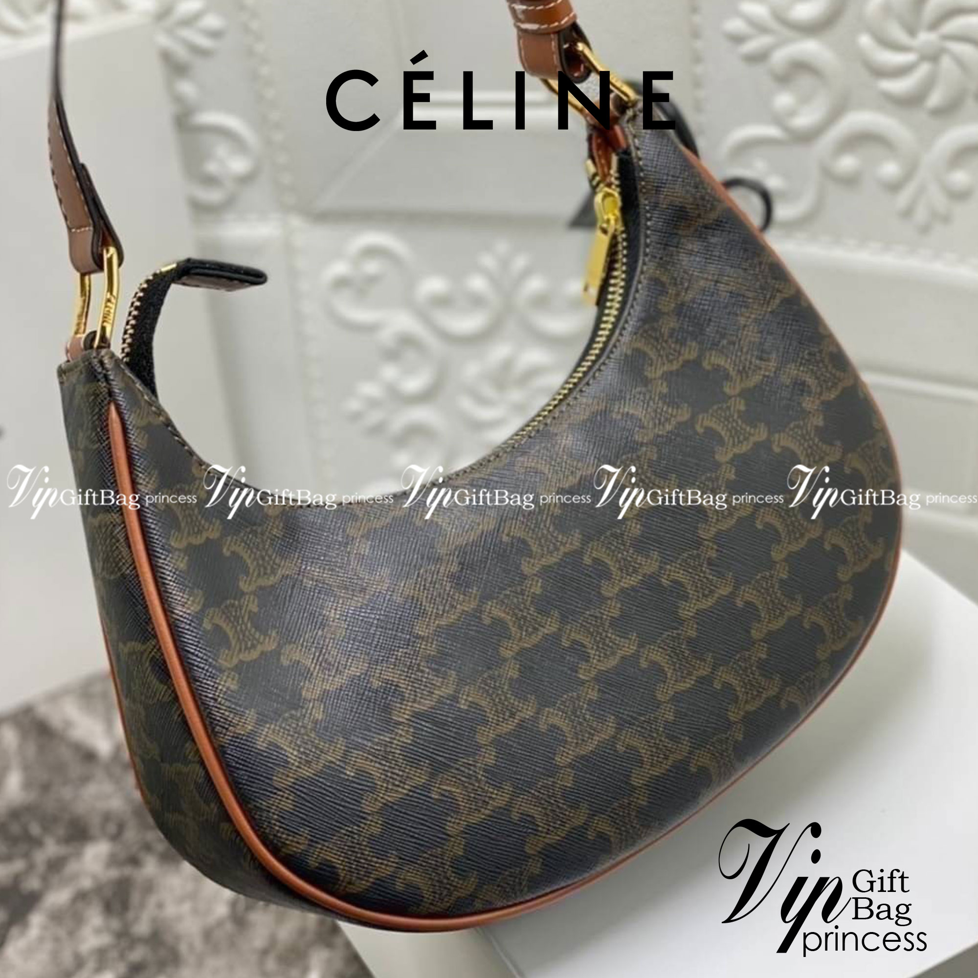 หนังแท้ CELINE AVA / CELINE Vintage Classic Ava bag 1 ใน คอลเลคชั่น “Triomphe Canvas” มาพร้อมสายสะพายไหล่ที่ปรับความยาวได้ และเนื่องจากช่วงล่างของกระเป๋ามีขนาดใหญ่กว่าช่วงบน จึงทำให้ไม่เสียทรงเมื่อเราใส่สิ่งของอย่างกระเป๋าสตางค์หรือโทรศัพท์มือถือ หากดูภาพ