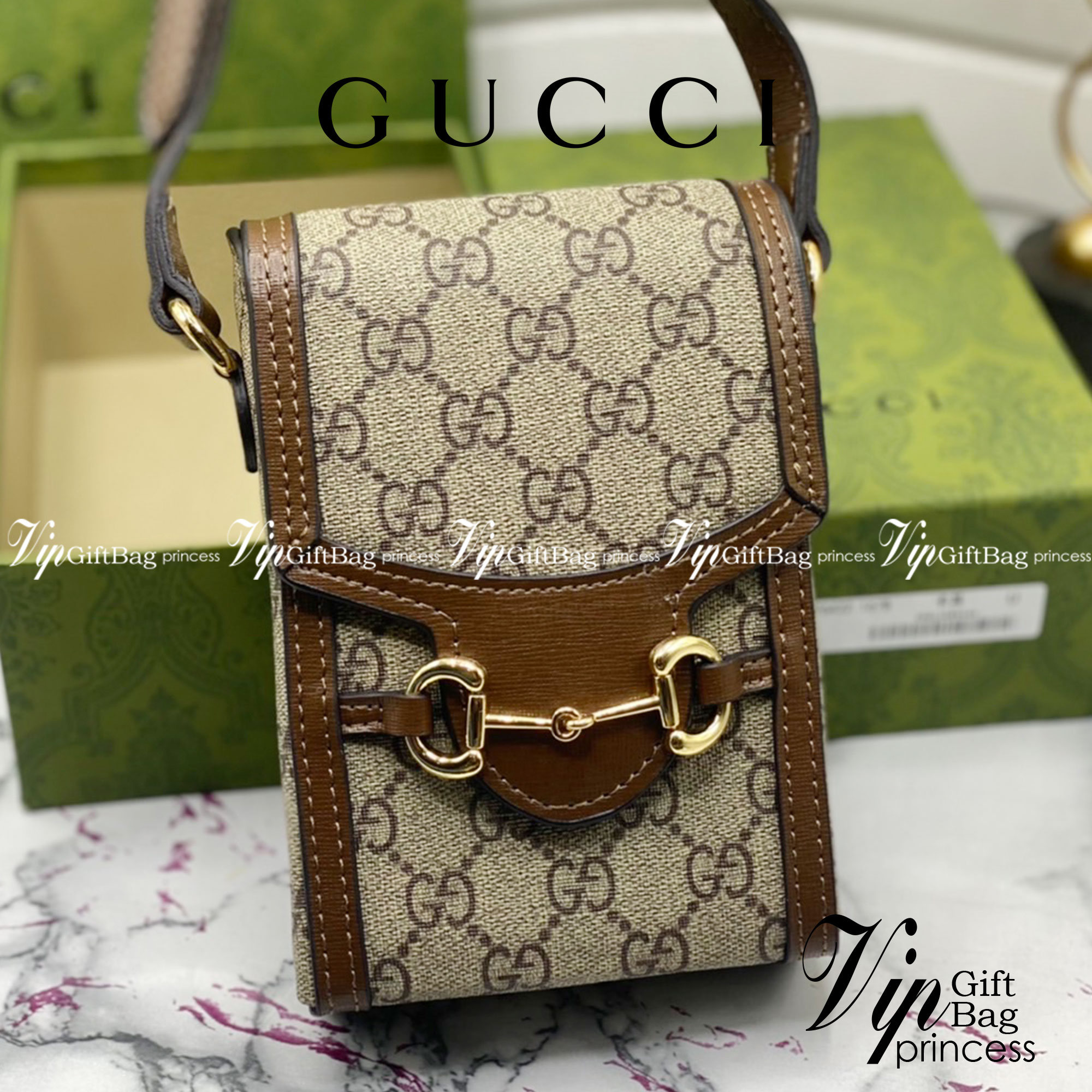 หนังแท้ GUCCI Horsebit phone bag กระเป๋าสะพาย กระเป๋าใส่โทรศัพท์สุดคลาสสิก หนังวัวแท้สีน้ำตาล/สีขาว อะไหล่ทองสวย ดีไซต์สัญลักษณ์วงแหวนตามแบบฉบับแบรนด์ สายสะพายยาวที่สามารถปรับระดับได้ ภาพสินค้าถ่ายจากงานขายจริง ใช้งานต่างประเทศได้ค่ะ
