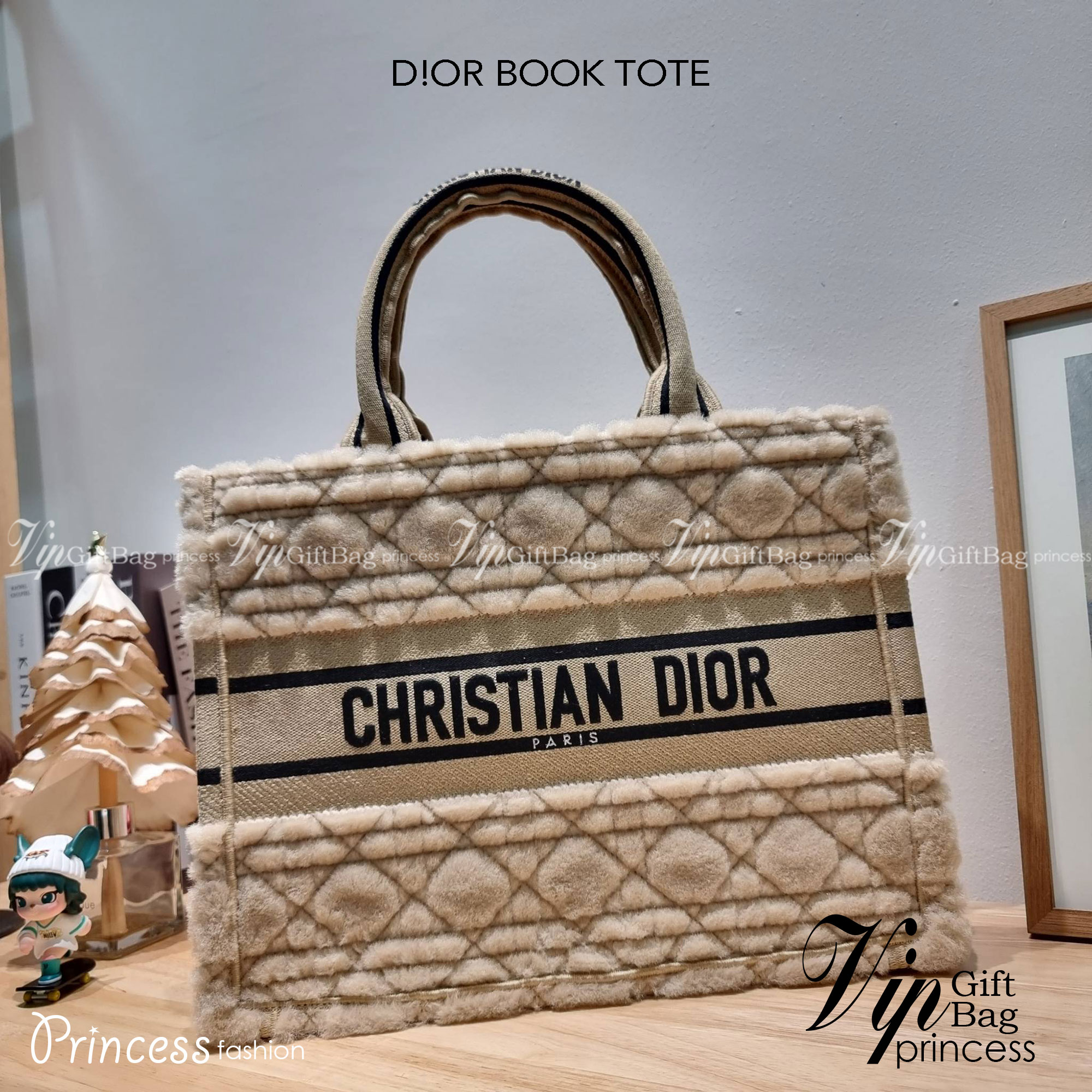 MEDIUM DIOR BOOK TOTE / CD book tote กระเป๋าทรงโท้ทใบใหญ่ ดีไซน์ใหม่ล่าสุด ที่มีทั้งความละมุนและหรูหราในตัว ด้วยการ shearling ขนแกะรอบใบฟูนุ่ม ตัดสลับฟอนท์เอกลักษณ์สวยงาม หูจับในตัวทนทาน ใช้งานง่าย ด้านในกระเป๋ากว้างมาก จุของได้เยอะ ไม่ใช่แค่สวยแถมยังใช้ป