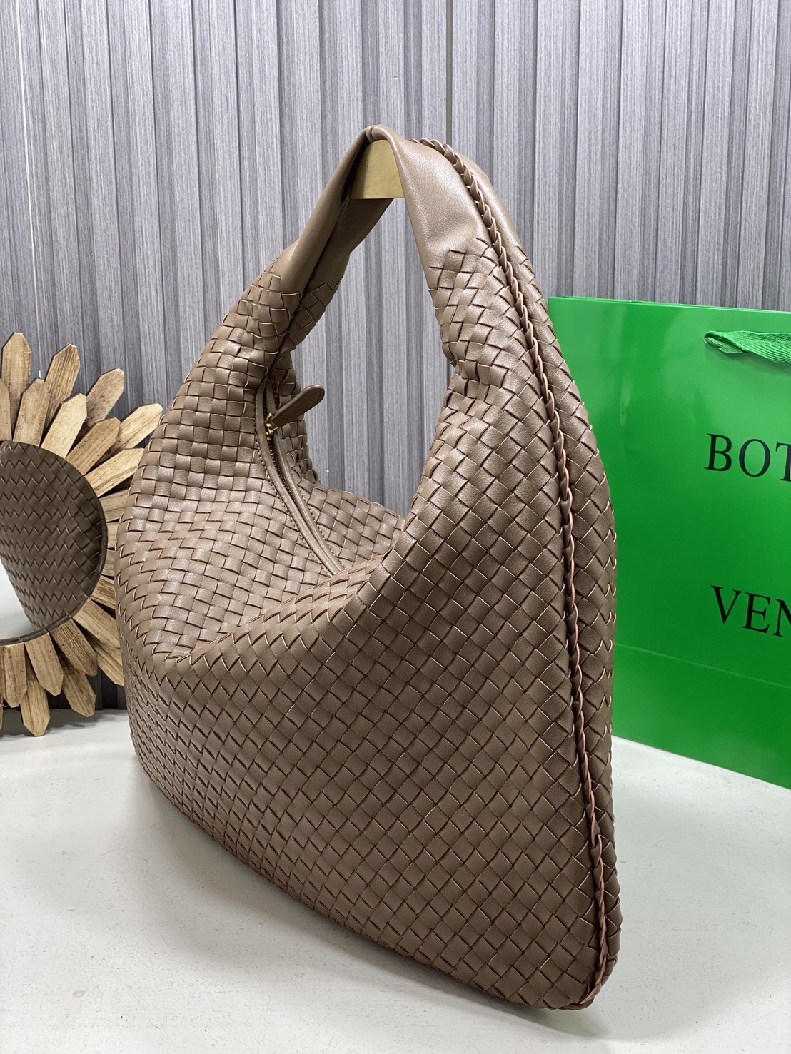 BOTTEGA Large Hop Shoulder Bag 48cm / BOTTEGA Hobo Bag กระเป๋าสะพายไหล่ใบใหญ่ จุของได้เยอะมาก ดีไซส์สานเป็นเอกลักษณ์สวยงาม