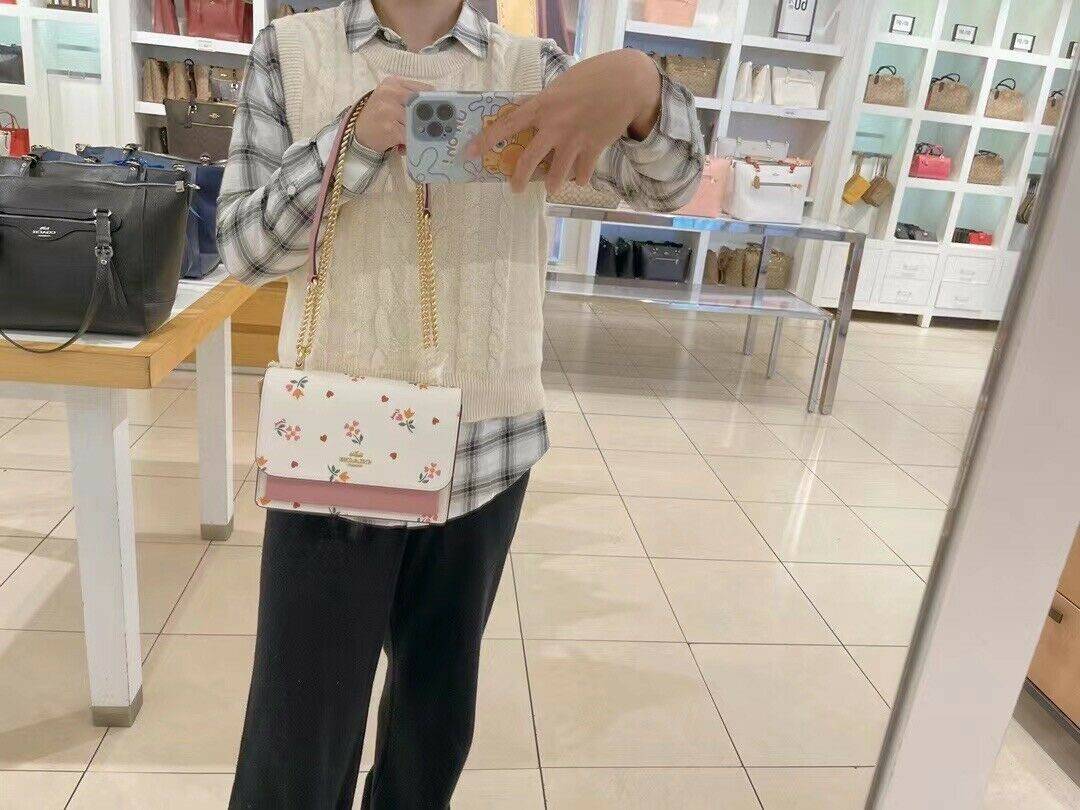 COACH C7596 KLARE CROSSBODY WITH HEART PETAL PRINT หนึ่งคอลเลคชั่นที่ฮิตไม่หยุดยั้ง!! ขายดิบขายดีทุกดีไซน์ รอบนี้มาตอบโจทย์สายหวาน ใหม่ล่าสุด น้องน่ารักม้ากกกก!! กับกระเป๋าสะพายข้าง โทนสีละมุนลูกคุณ!! คือดี!! เพิ่มลูกเล่นช่อดอกไม้หัวใจ ให้มีสีสัน สายสะพาย