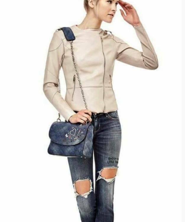 GUESS DARIN MESSENGER BAG กลับมาอีกรอบค่ะ กระเป๋าสะพายวัสดุเดนิมฟอกเนื้อดี เดินด้ายเย็บลายนวม ด้านหน้าประดับอะไหล่รูปต่างๆเข้ามาให้ดูเก๋ทีเดียวค่ะ เปิดปิดกระเป๋าแบบกระดุมแม่เหล็ก ภายในมีช่องหน้าหนึ่งช่อง และช่องหลักสามารถใส่กระเป๋าสตางค์ใบยาวได้ ของอื่นๆไ