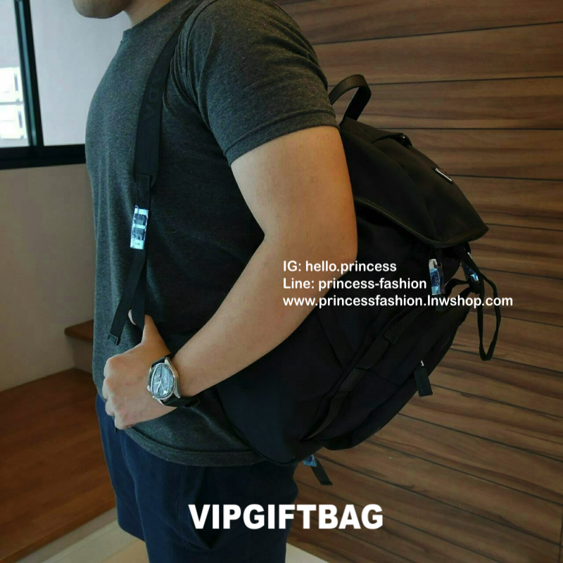 เอาใจหนุ่มๆ กับ NEW PRADA NYLON BACKPACK 2018 เป้รุ่นใหม่มาแรง วัสดุทำจากผ้า nylon อย่างดีกันน้ำ ตามสไตล์แบรนด์ ตัวหระเป๋าอะไหล่เงิน มีช่องซิปหลายช่อง ปากกระเป๋าเป็นหูรูดสวยเก๋ ด้านในแบ่งเป็น2ส่วน สามารถใส่Laptop ได้สบาย จุของได้เยอะ น้ำหนักเบาใช้งานจริงส