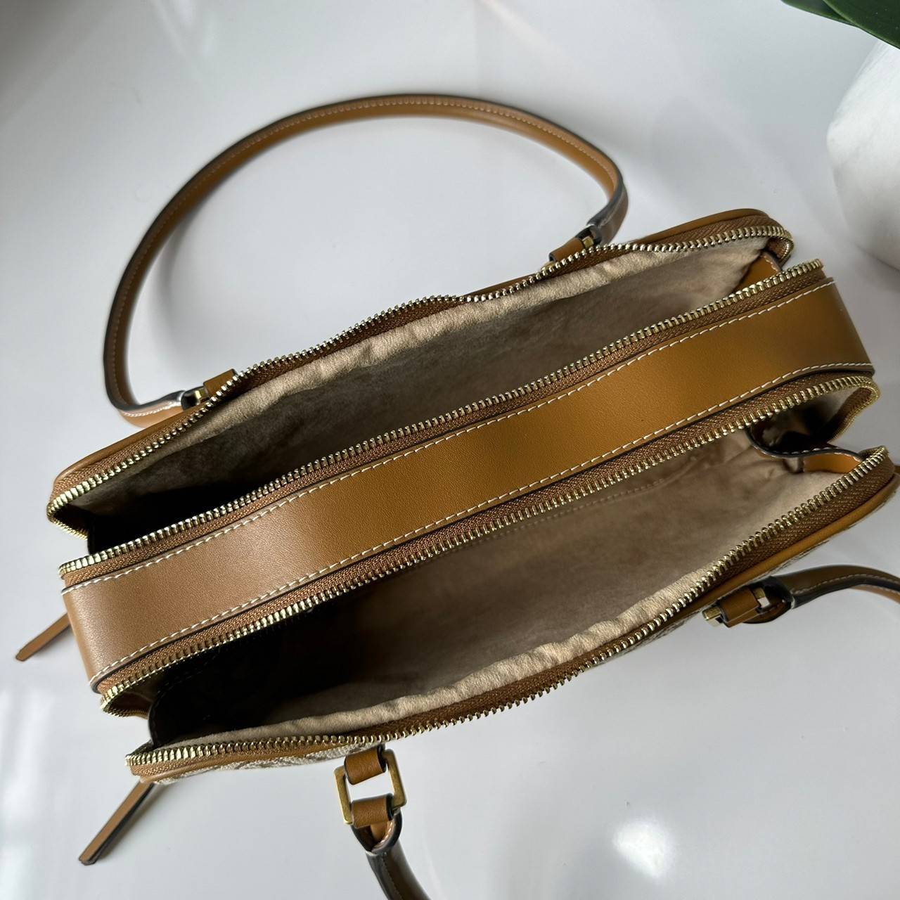 TORY BURCH Small T Monogram Marshmallow Satchel / Tory Burch tote handbag พร้อมส่ง 2 สี ใหม่ล่าสุด กระเป๋าสะพายไหล่ดีไซน์สุดทันสมัย ตัดเย็บสวยงาม ผ้า jacquard ตัดหนัง เปิด-ปิดแบบซิป มีช่องแบ่ง 2 ช่อง มีซิปลับด้านใน ใส่ของได้เยอะมากๆ ค่ะ