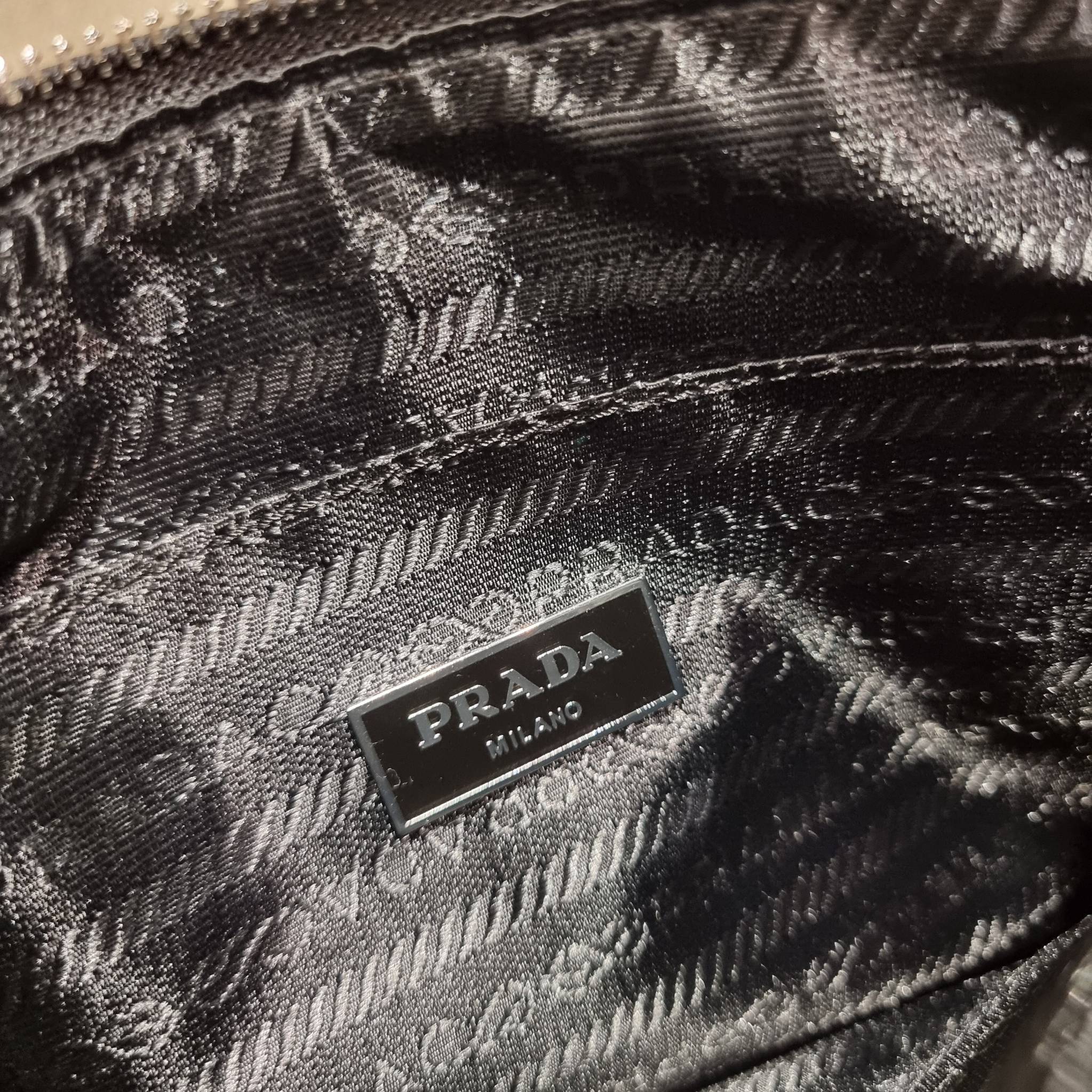 PRADA RE-EDITION 2000 RE-NYLON SHOULDER BAG ไอเท็มสุดโปรด unisex กระเป๋าสะพายข้าง ดีไซน์เรียบง่าย แต่มีความหรูในตัว รูปทรงพกพาสะดวก หยิบใช้ได้ในทุกๆวัน อีกหนึ่งคอลเลคชั่นขายดี วัสดุผ้าไนล่อนคุณภาพ พร้อมใบลูก ไว้ใส่เหรียญ ใส่กุญแจได้สารพัด เปิด-ปิดด้วยซิปห