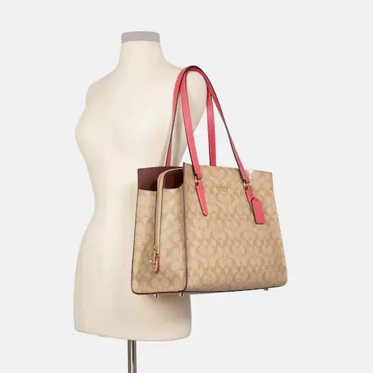 COACH C4075 TATUM CARRYALL IN SIGNATURE CANVAS คอลเลคชั่นใหม่ล่าสุด จัดมาให้ได้สวยก่อนใคร สวยหรูทุกสี!! ลุคผู้ดีต้องมาอีกหนึ่ง กระเป๋าสะพายทรงสวย ที่มาพร้อมสายสะพายไหล่ในตัว และสายครอสบอดี้สำหรับสะพายข้าง วัสดุหนัง crossgrain สวยคมมากๆ ตัวกระเป๋าถูกแบ่งเป