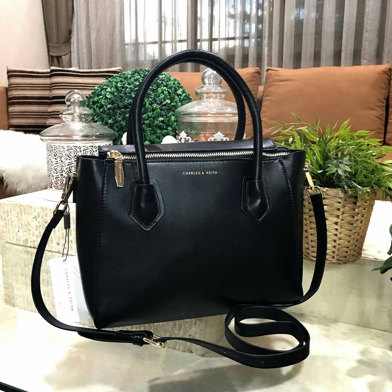 CHARLES & KEITH DOUBLE ZIP STRUCTURED BAG กระเป๋าถือหรือสะพายรุ่นใหม่ลชนช็อป ขนาดกำลังดี หนังเรียบสวยอยู่ทรงด้านหน้ามีโลโก้แบรนด์ เปิดปิดด้วยซิป ภายในกว้างจุของได้เยอะ ใส่ Ipad กระเป๋าสตางค์ หนังสือ ของใช้ได้จุ มาพร้อมสายสะพายยาวถอดปรับระดับได้ได้ มีหมุดร