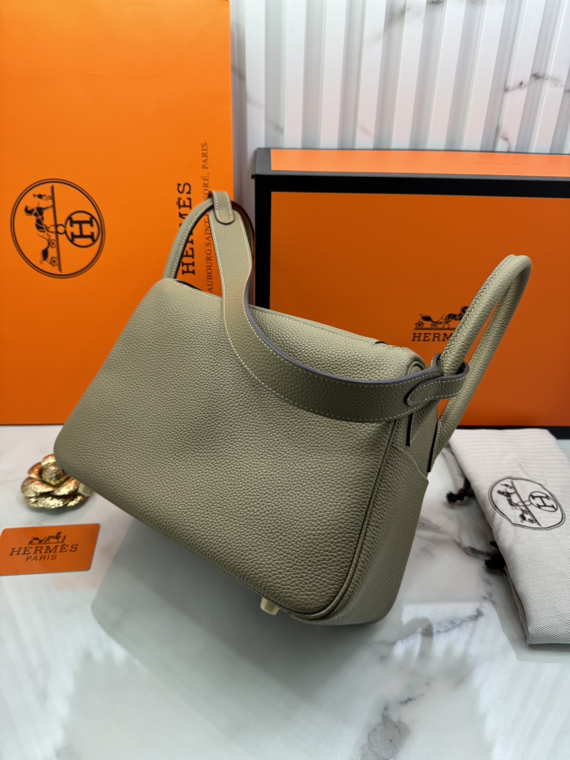 พร้อมส่ง 15 สี HERMES Lindy 26 bag กระเป๋าทรงโท้ทหนังสวยอย่างดี เอกลักษณ์ของความเรียบหรูไฮคลาสอย่างสมบูรณ์แบบ เกรดออริ สลับแท้ งานสวยตามรูป ใช้งานต่างประเทศได้
