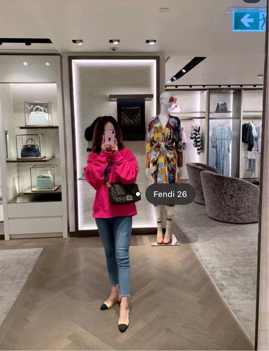 Fendi Baguette Brow Fabric bag กระเป๋าทรง Baguette ขนาดกลาง วัสดุ canvas ผ้าjacquard สีน้ำตาลพร้อมลวดลาย FF ขลิบด้วยลายปักสีดำโดดเด่นอะไหล่ทอง หรูหรา เปิด-ปิดด้วยตัวล็อคแม่เหล็ก มี1ช่องซิปด้านใน มี2สาย สายสั้นและสายยาว ถอดสายได้ สวยหรู ใบนี้ไม่ควรพลาดค่า