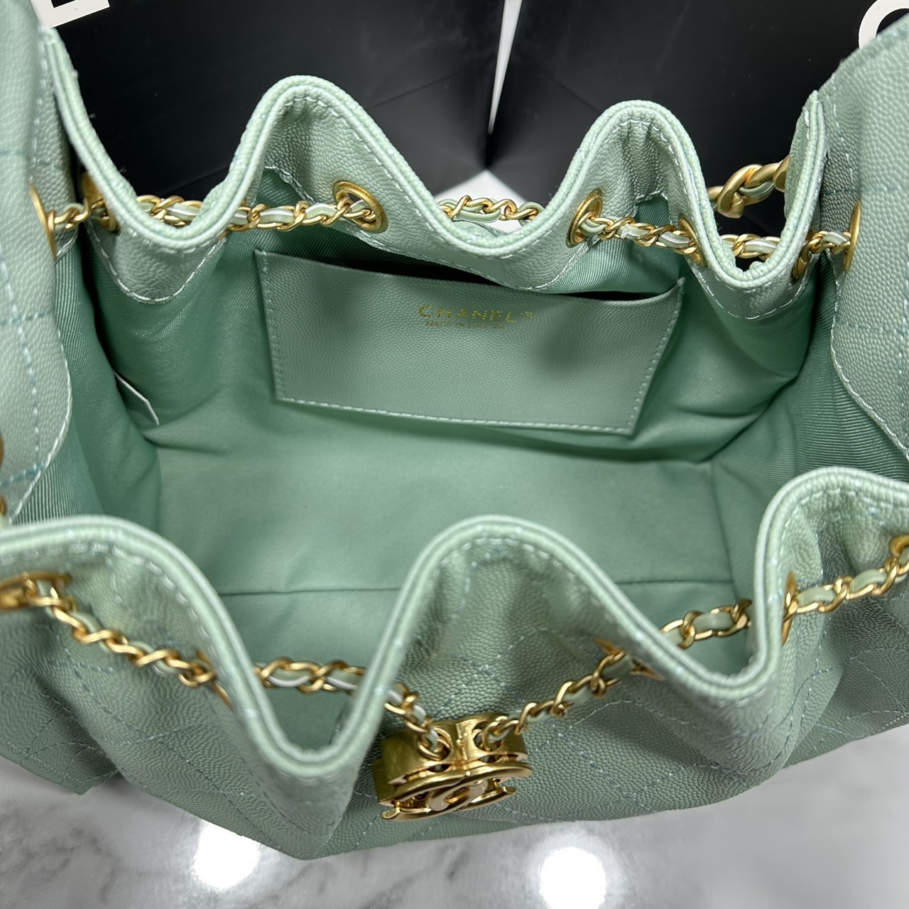 ORI หนังแท้ | 25cm CHANEL 25 Small Handbag Spring-Summer 2025 กระเป๋าสะพายรุ่นใหม่สุดฮอตแห่งปี หนังแท้ลายเกรน ที่สุดแห่งความไอคอนิก มาพร้อมใบเล็ก อะไหล่สีทองสวยหรู