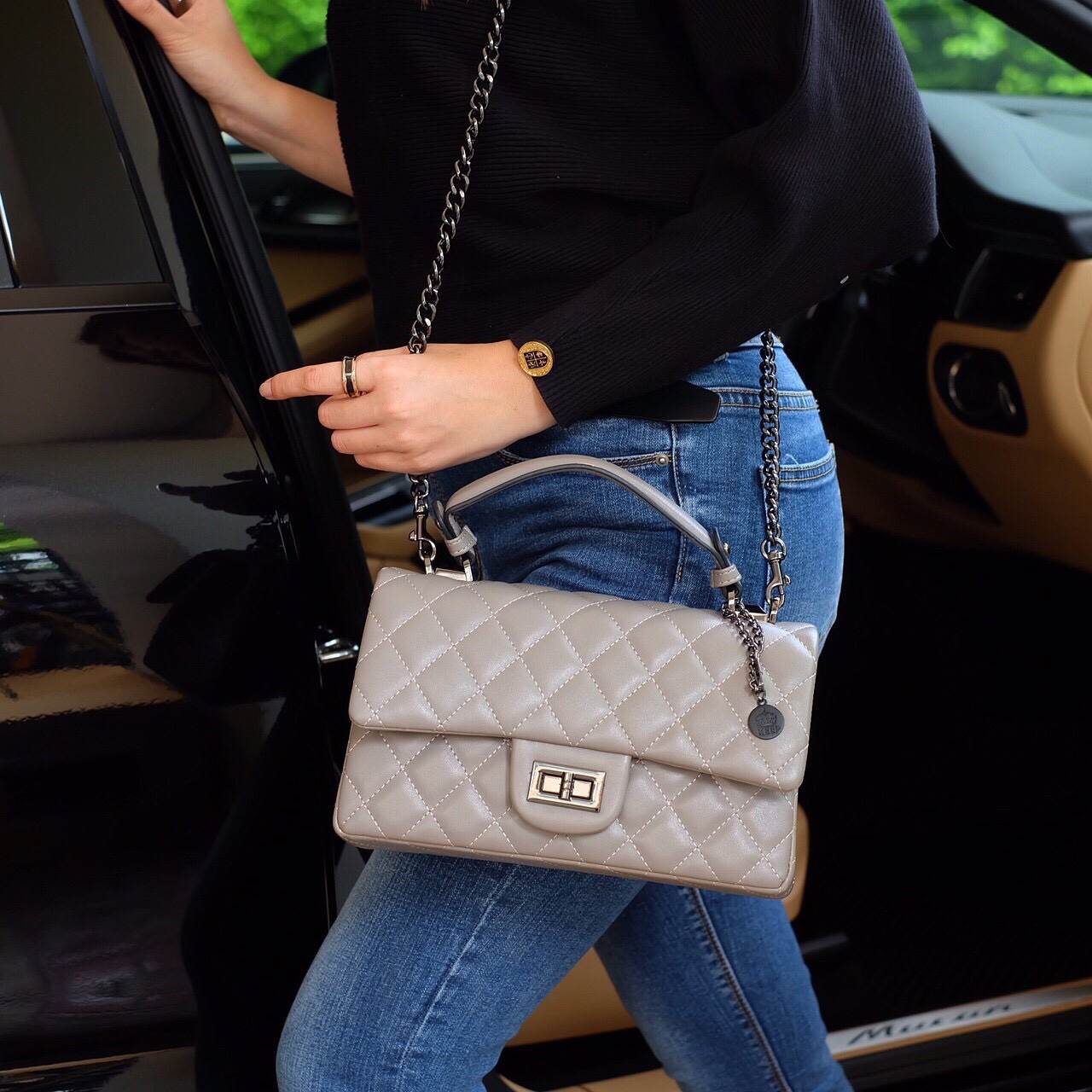 สินค้าเข้าใหม่ KEEP รุ่น Coco chain handbag ✨กระเป๋าทรงหรูวัสดุทำจากหนังแกะสังเคราะห์ หนัง นิ่ม ฟู ตึง สวยอยู่ทรงตามแบบฉบับของแบรนด์ รุ่นใหม่ตัวนี้ปักลายตารางสวยหรู การเย็บประณีตทุกตาราง อะไหล่สีดำ เงา เกรดพรีเมี่ยม ✨รุ่นนี้ดีไซน์มีหูหิ้ว สา