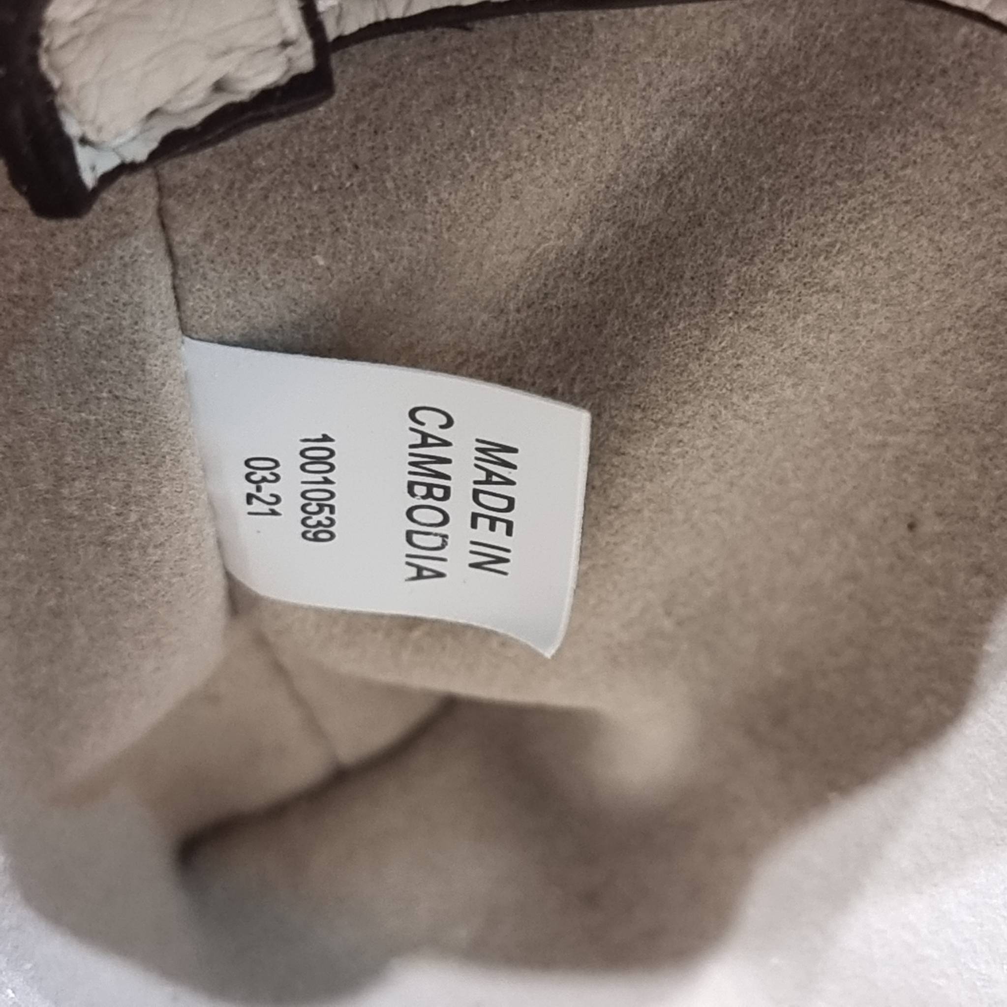 TORY BURCH LIMITED-EDITION MINI BAG รุ่นลิมิเต็ด ที่ sold out ไปแล้วหลายช็อป มีมาให้ช้อปที่นี่! กับกระเป๋าสะพายข้างทรงผู้ดี ไซส์มินิ ที่ผลิตมาในจำนวนจำกัด โดดเด่นด้วยอะไหล่ทองคลาสสิคหรูหรา และสายสะพายโซ่สลับหนัง ทำให้สะพายได้โดยไม่เจ็บไหล่