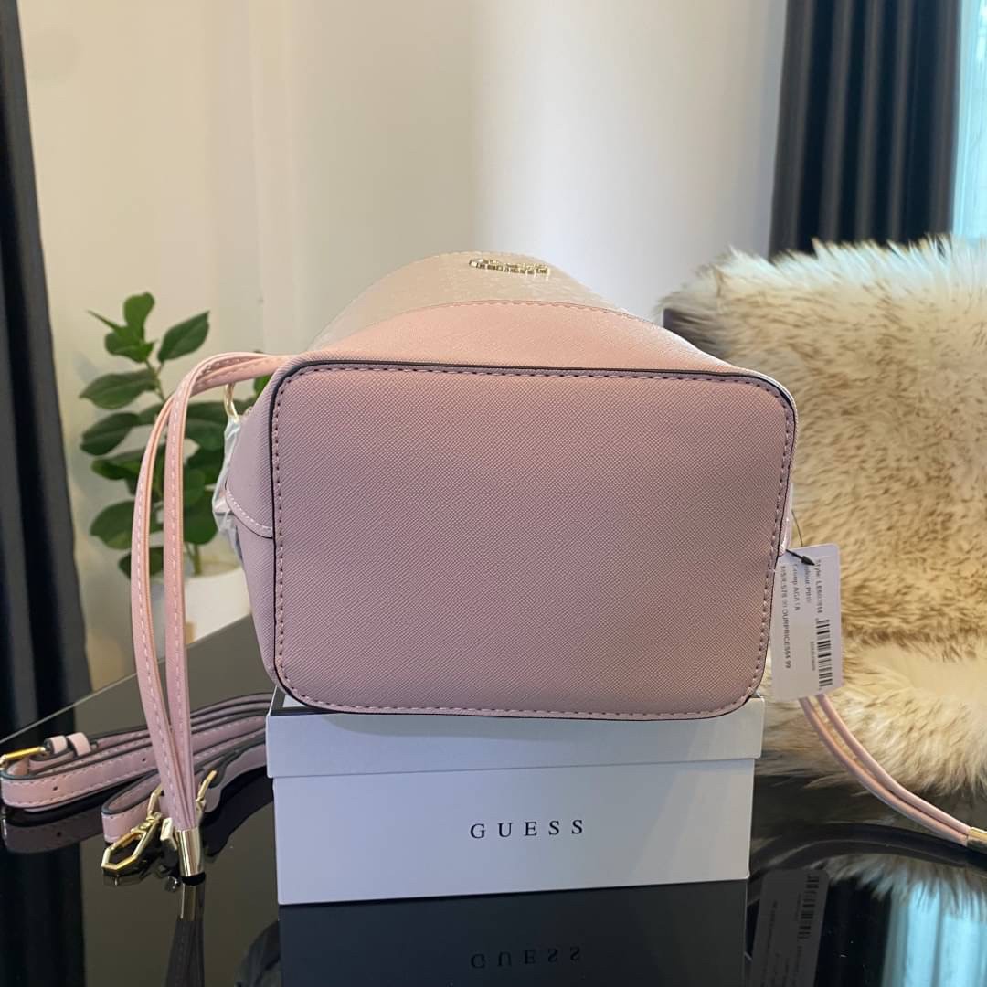 Guess Agata Bucket Handbag กระเป๋ารุ่นใหม่ล่าสุดทรงถังสุดน่ารัก พิมพ์ลายรอบใบ วัสดุ Saffiano PU คุณภาพดี นิ่ม น้ำหนักเบา ด้านหน้าประดับด้วยโลโก้แบรนด์สวยโดดเด่น เปิด-ปิดด้วยเชือกหนังใช้หูรูดปลายเชือกประดับอะไหล่ทองสะดวกใช้ ด้านในโล่งกว้างมีช่องเล็กสำหรับใ