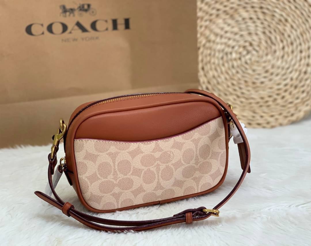 COACH Coated Canvas Signature Camera Bag 16 | Tan Rust (1025) เคลียร์สต๊อคมีไม่มากนะคะ! พร้อมส่งค่ะ! กระเป๋าทรงกล่อง pvc หนังนิ่มค่ะ เปิดปิดกระเป๋าแบบซิป ภายในสามารถใส่มือถือได้ทุกรุ่น;กระเป๋าเงินใบกลางได้;ของอื่นๆได้จุค่ะ;มีช่องซิปและช่องเล็กให้ใส่ของจุก