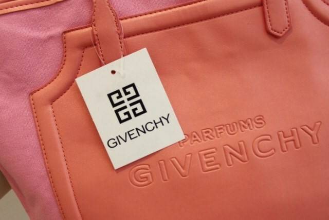 GIVENCHY Shopping Tote bag กระเป๋าถือหรือสะพายจาก Givenchy Perfume Counter วัสดุ Canvas ด้านหน้าเป็น PU ปั้มแบรนด์ ภายใน Polyester 100% สกรีนโลโก้สวยดูดี เปิดปิดด้วยกระดุมแม่เหล็ก ขนาดกำลังดี จุสุดๆ น้ำหนักเบา สามารถใส่เอกสาร A4 หนังสือ ของใช้ได้เยอะ จะถื