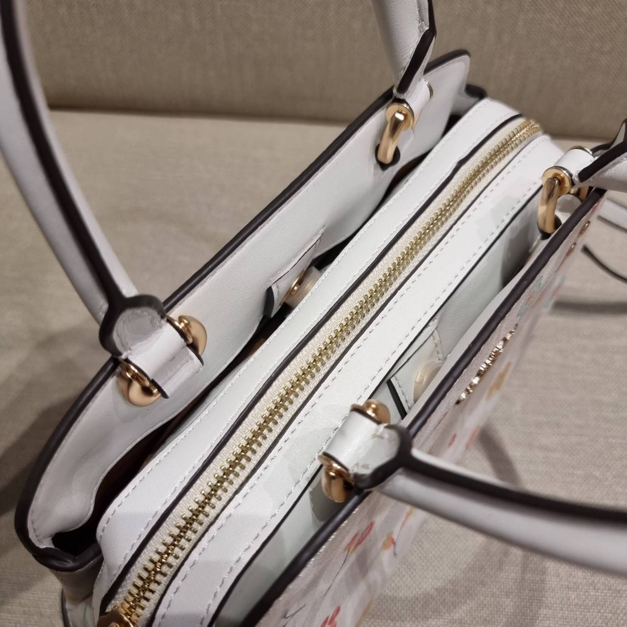 COACH C8340 MINI LILLIE CARRYALL IN SIGNATURE CANVAS WITH MYSTICAL FLORAL PRINT สีใหม่ล่าสุด กับรุ่นที่สุดของความขายดี คอลยอดฮิตในลวดลายสุดชิค กระเป๋าสะพายทรงสวย ที่ดีไซน์ออกมาให้ใช้งานง่าย สะดวก สวย หรู ดูดี!! วัสดุหนังแคนวาสเคลือบลาย มาพร้อมสายสะพายข้าง